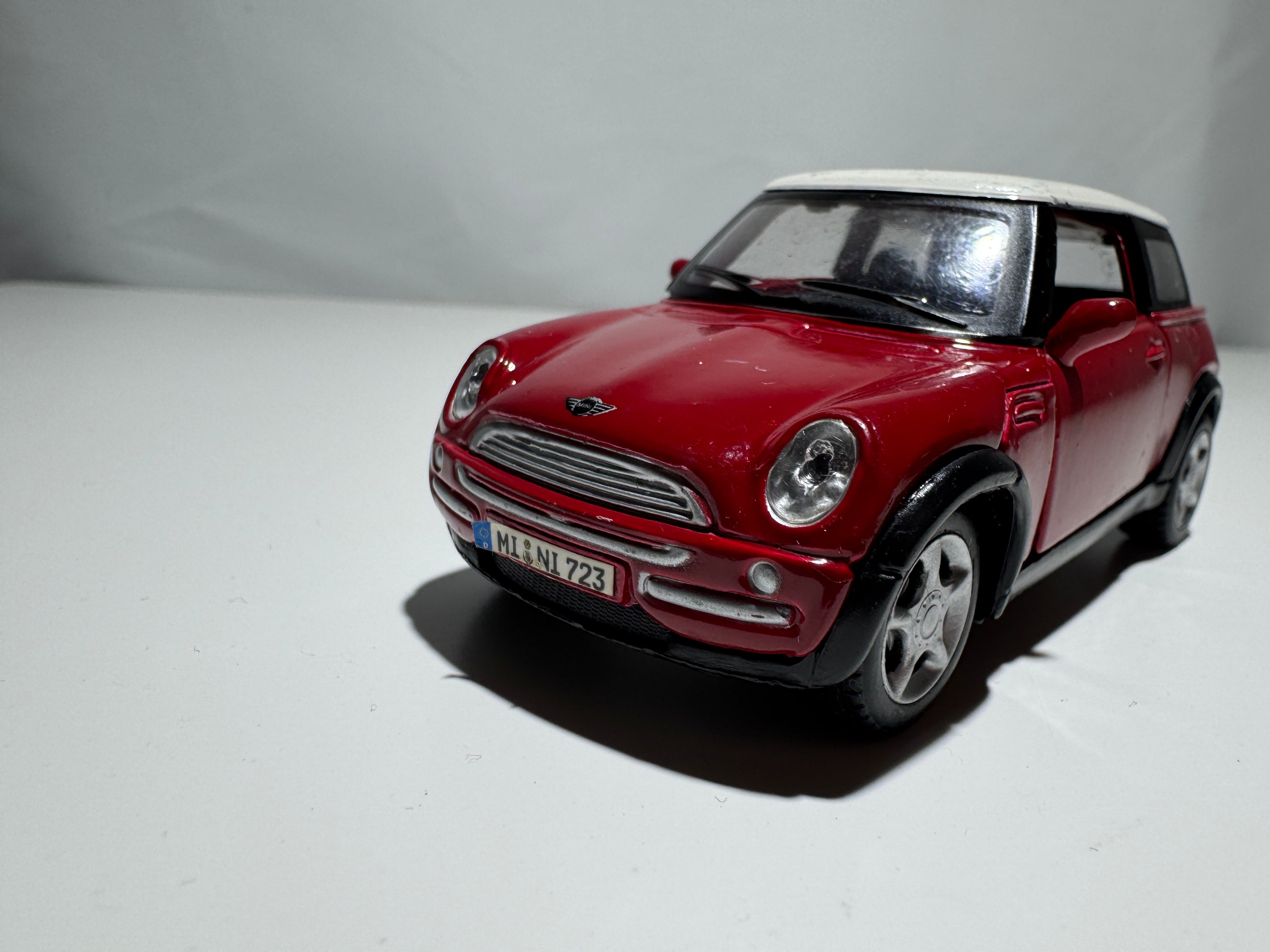1:36 Maisto Mini Cooper R53 Rot-Weiß  #317