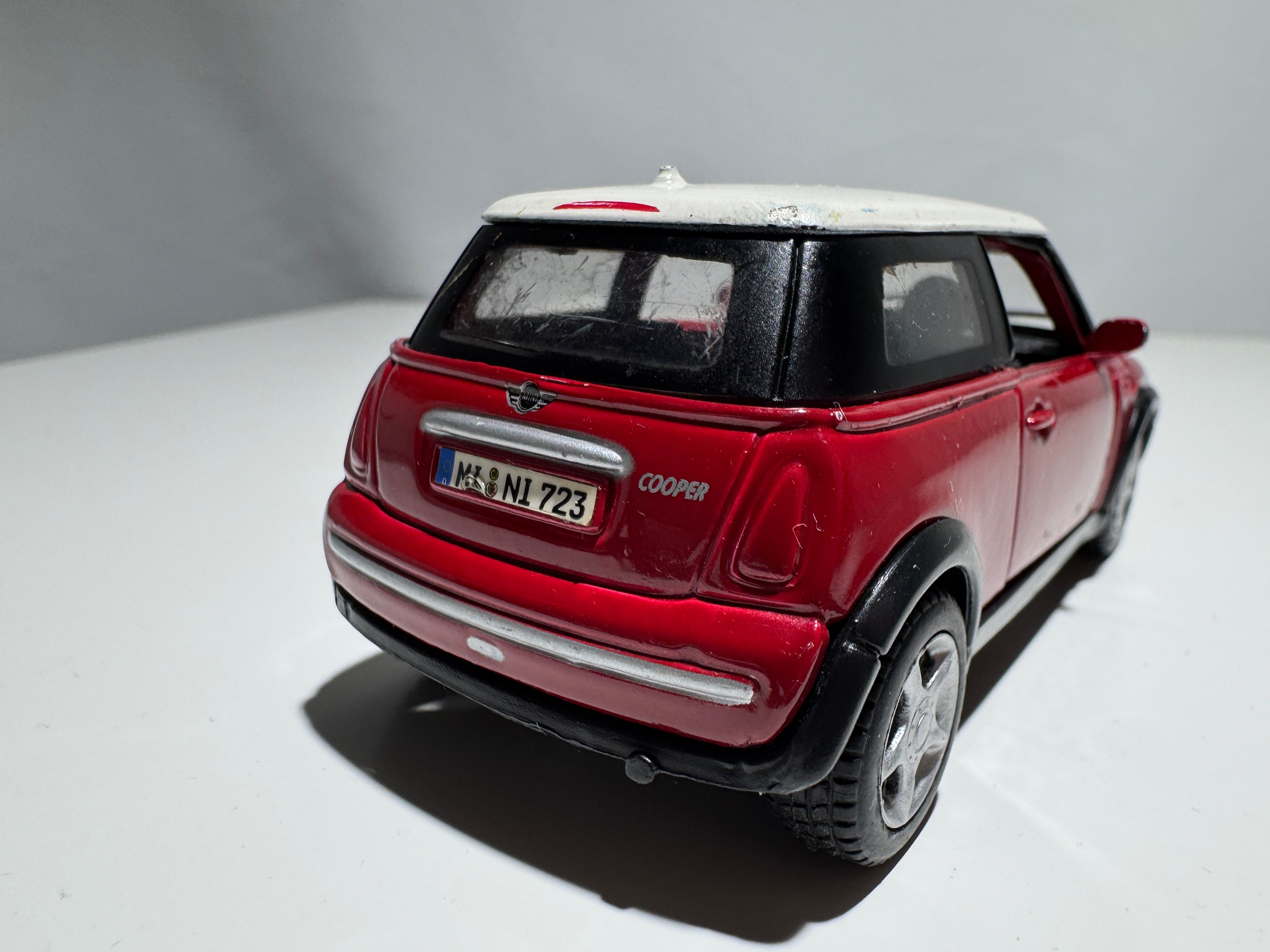 1:36 Maisto Mini Cooper R53 Rot-Weiß  #317