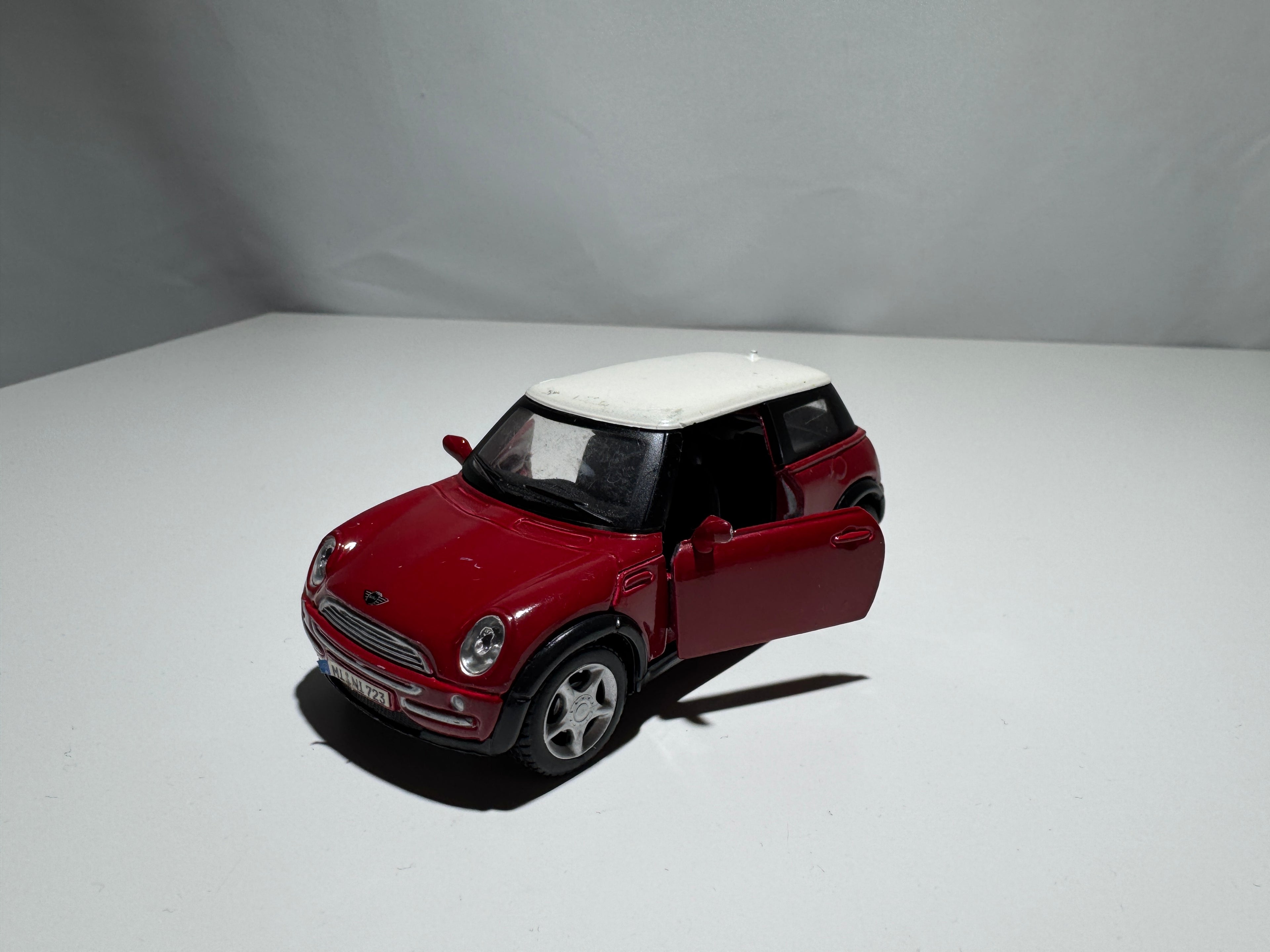 1:36 Maisto Mini Cooper R53 Rot-Weiß  #317