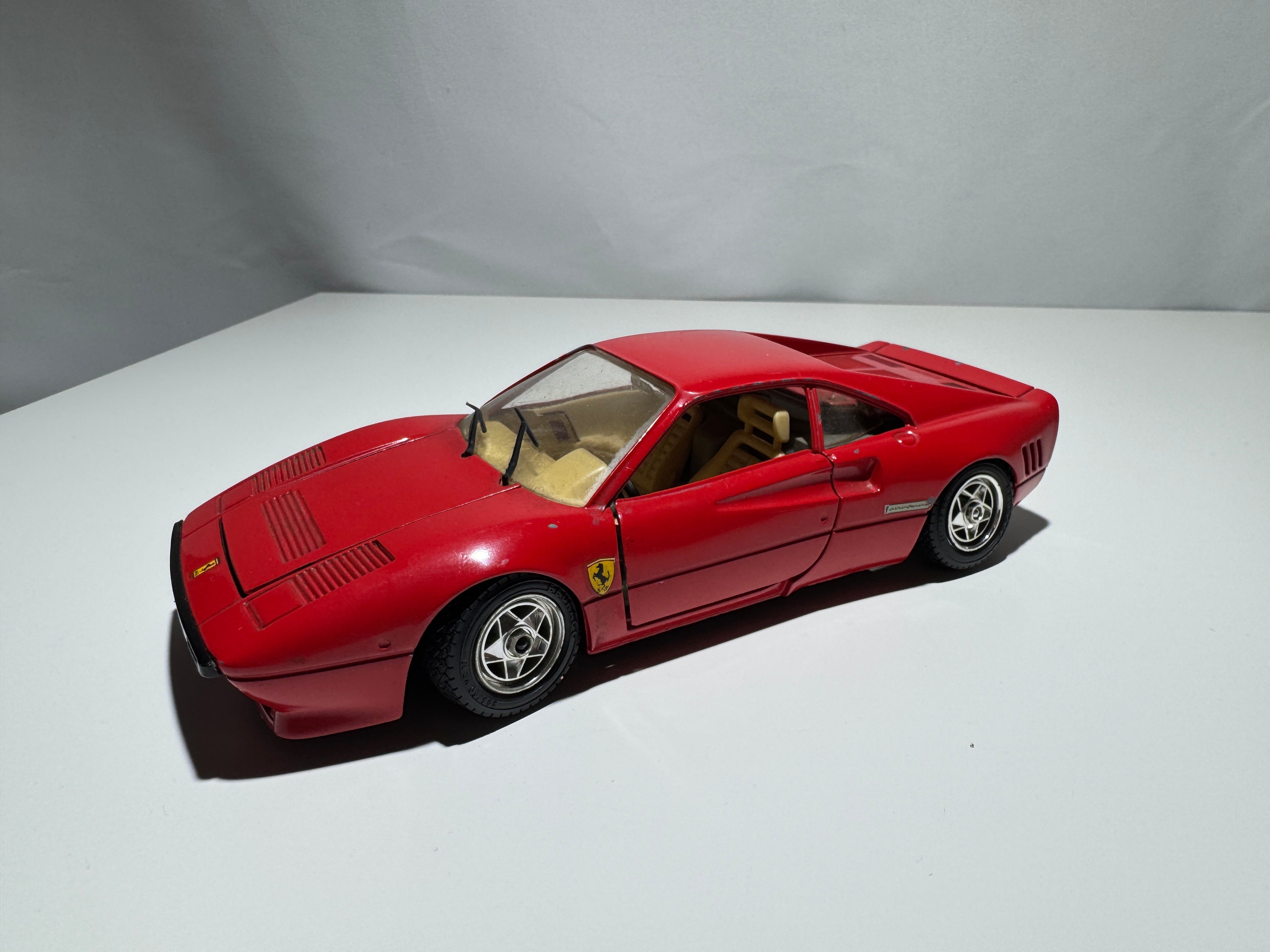 1:24 Bburago Ferrari GTO 1984 Rot  #323