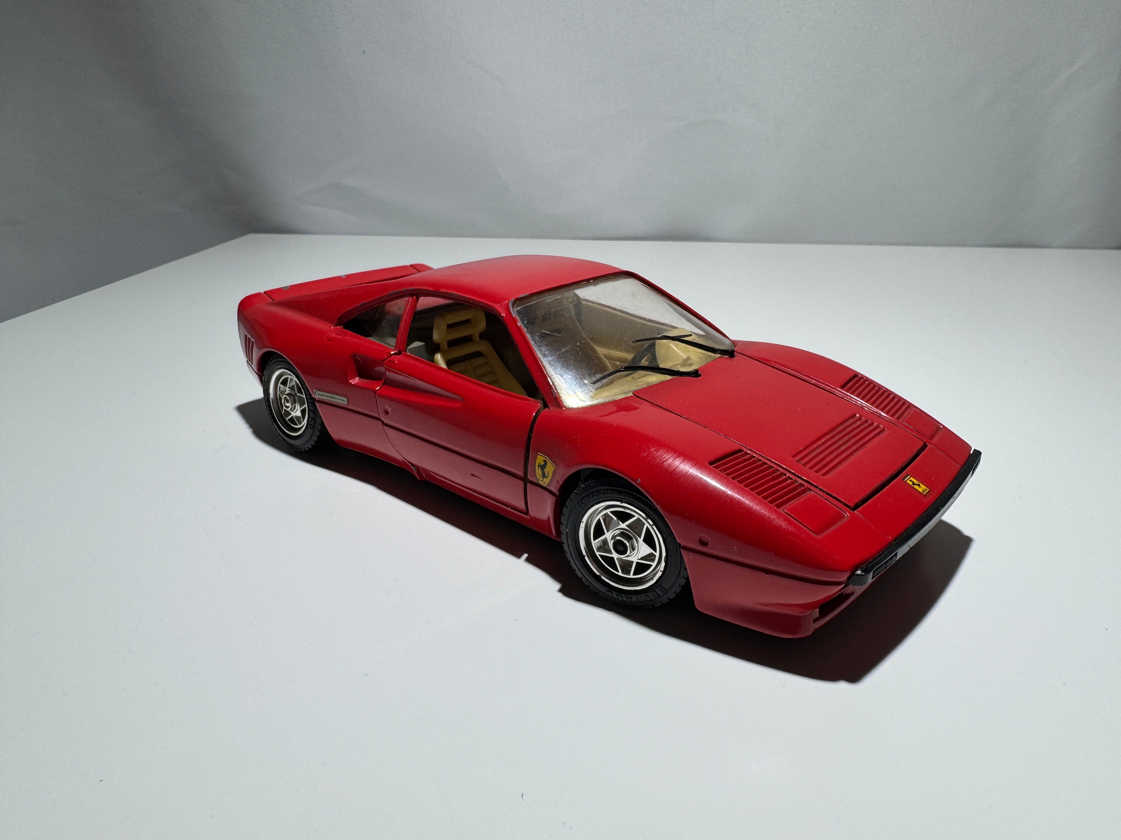 1:24 Bburago Ferrari GTO 1984 Rot  #323