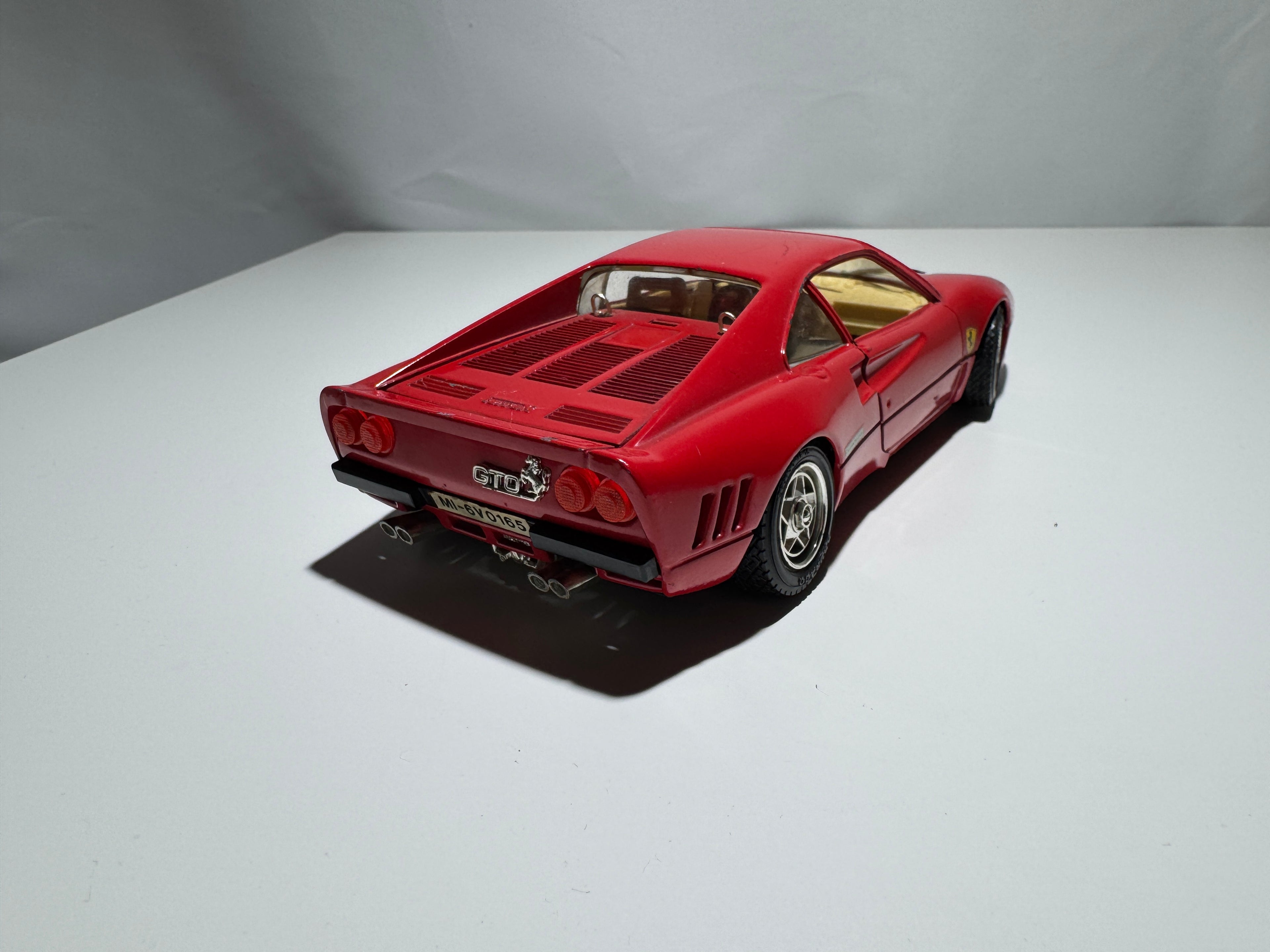1:24 Bburago Ferrari GTO 1984 Rot  #323