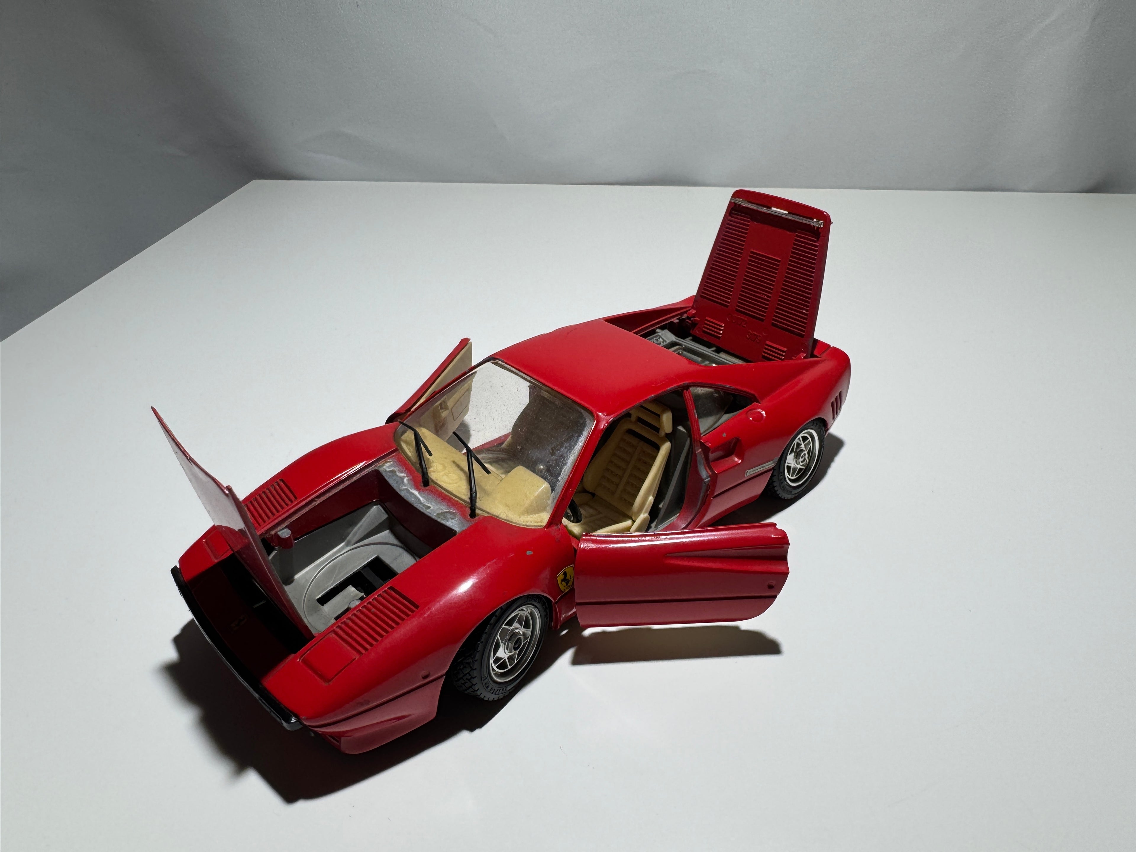 1:24 Bburago Ferrari GTO 1984 Rot  #323