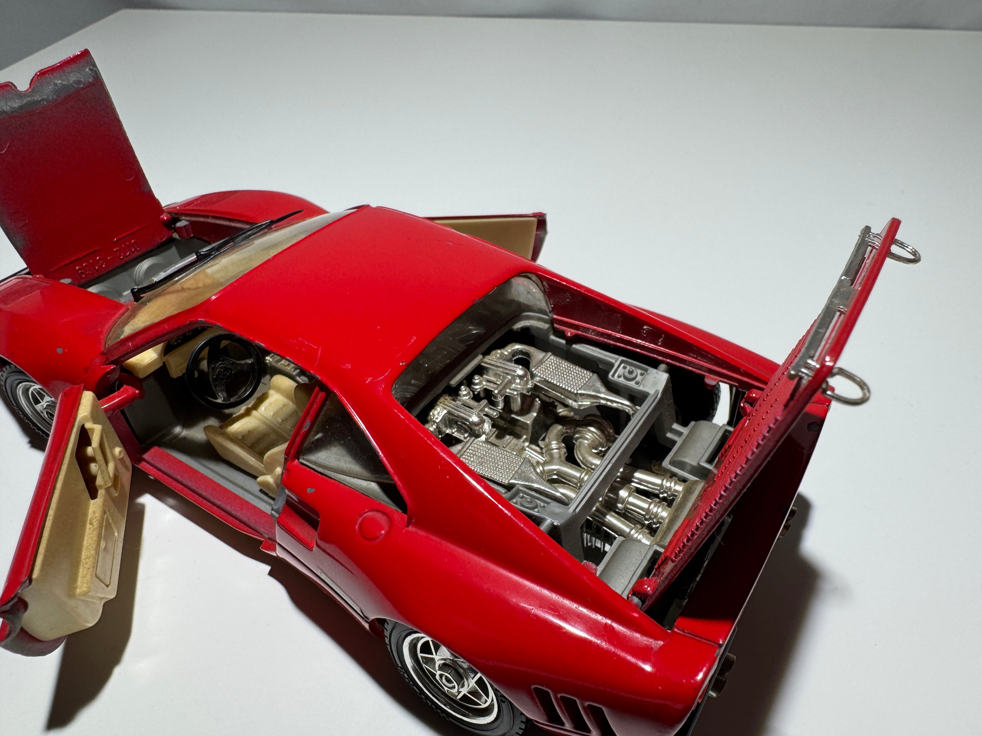 1:24 Bburago Ferrari GTO 1984 Rot  #323