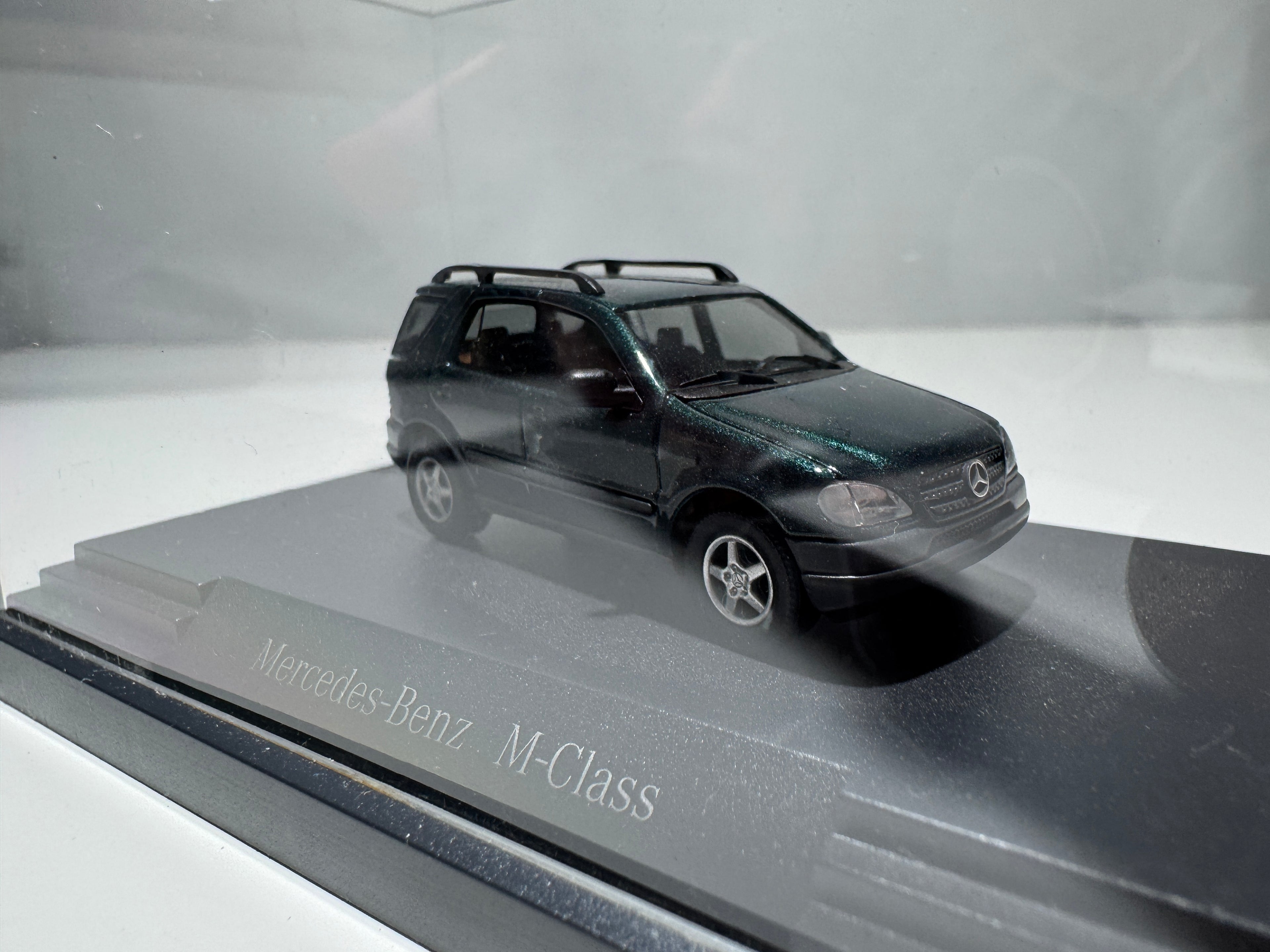 1:87 Busch Händlermodelle Mercedes-Benz ML M-Klasse Grün OVP #405