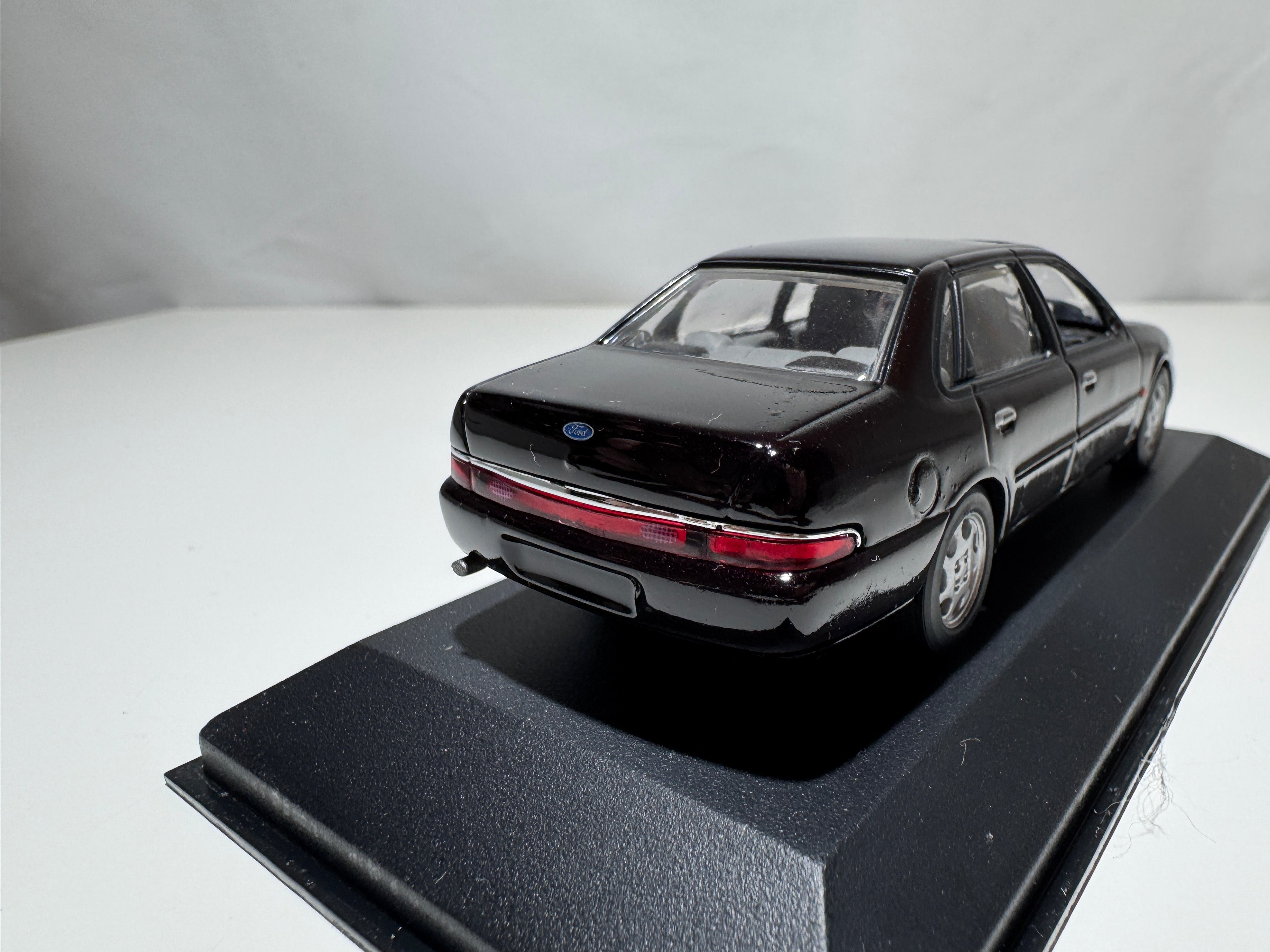 1:43 MiniChamps Ford Scorpion Schwarz OVP #467