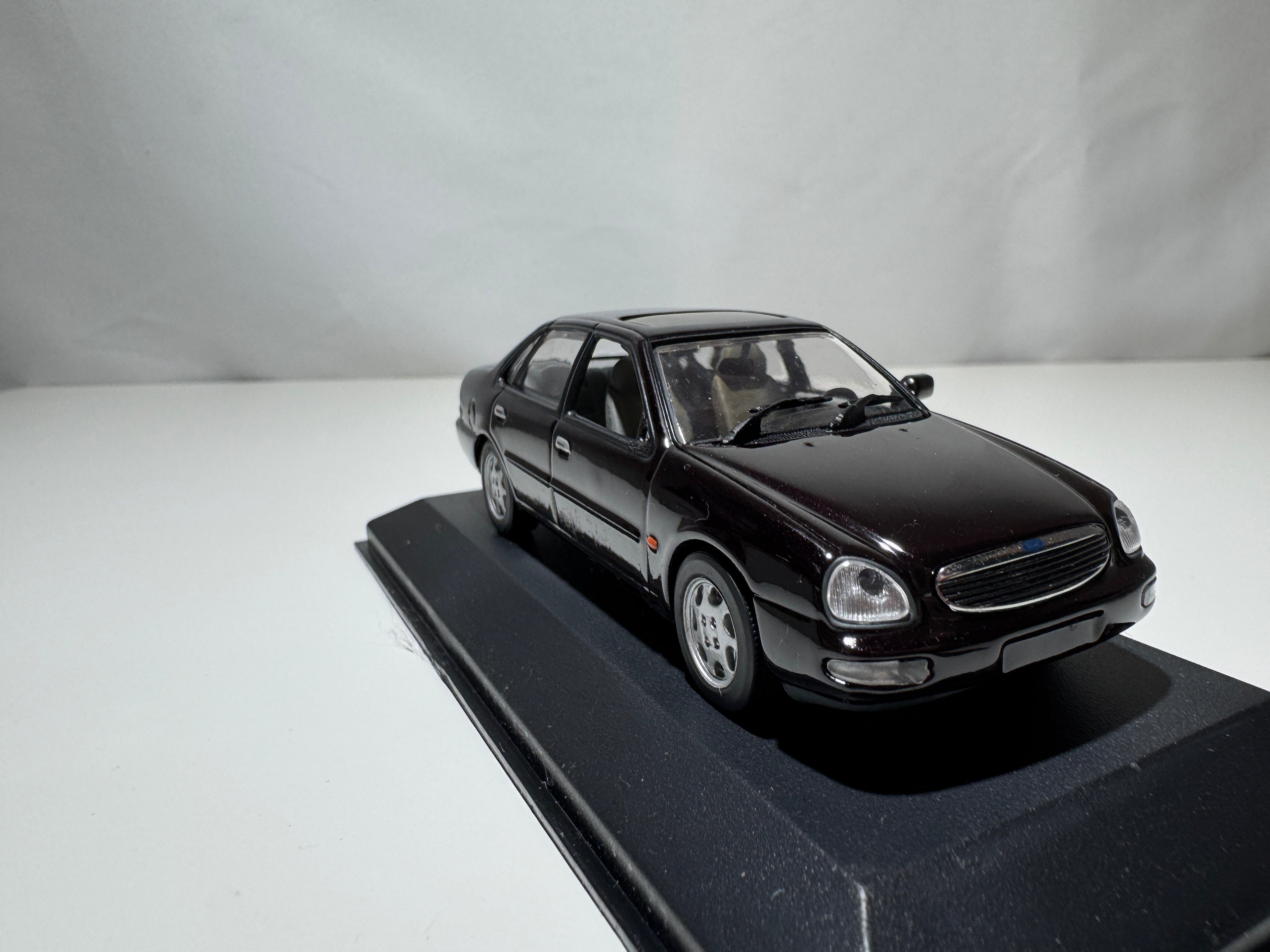 1:43 MiniChamps Ford Scorpion Schwarz OVP #467