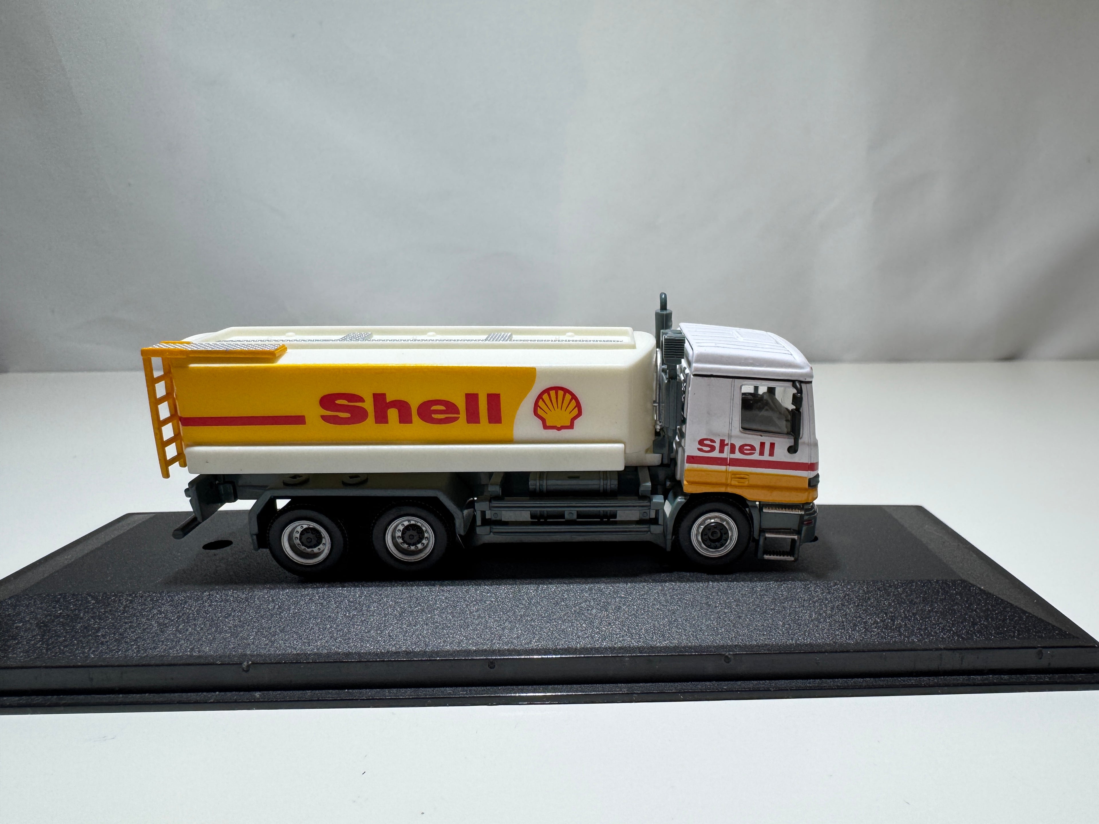 1:87 Schuco Mercedes-Benz Actros Tankwagen "Shell" OVP #477