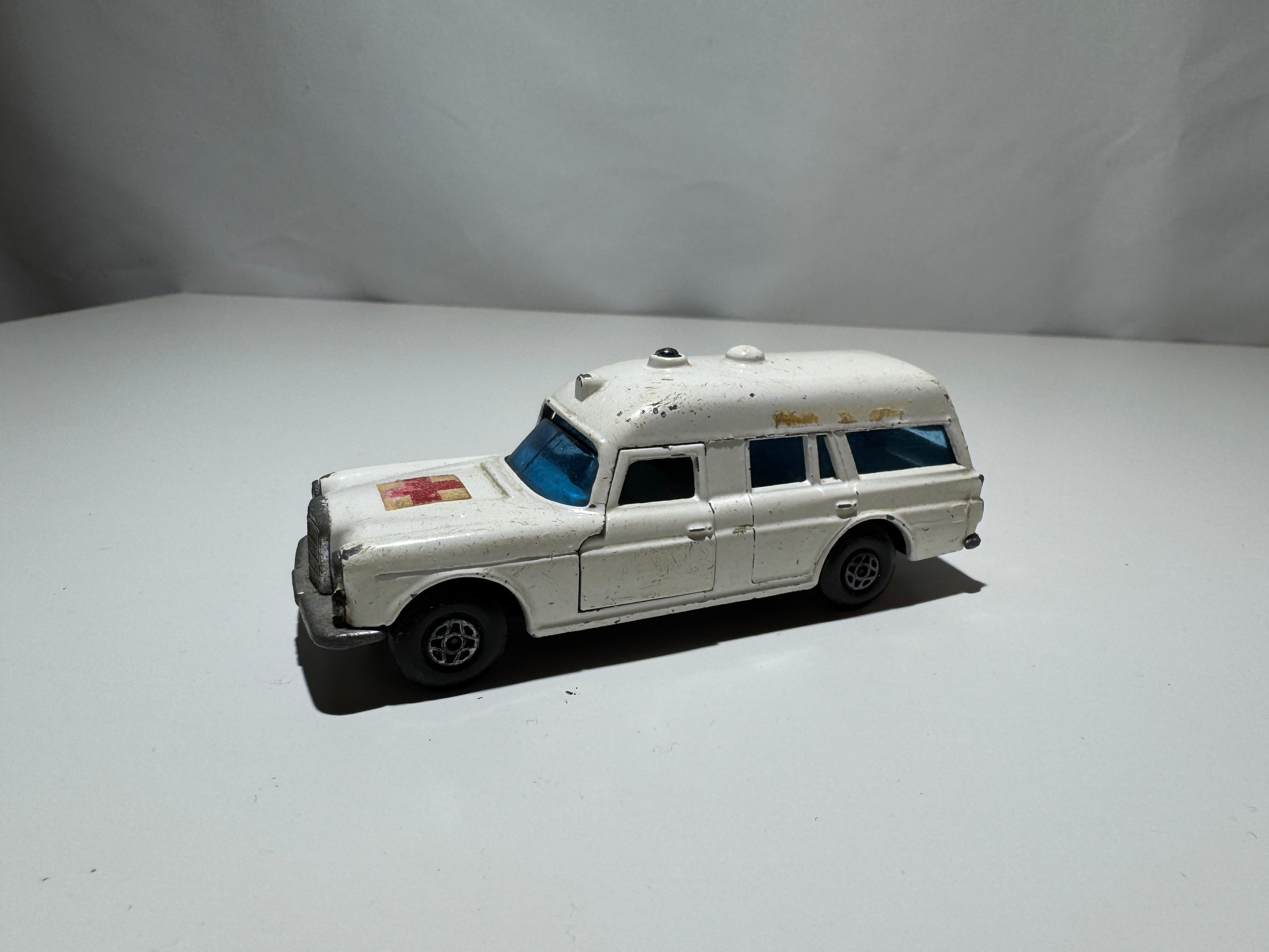 1:50 Matchbox SpeedKings Mercedes-Benz Ambulance Krankenwagen Weiß #487