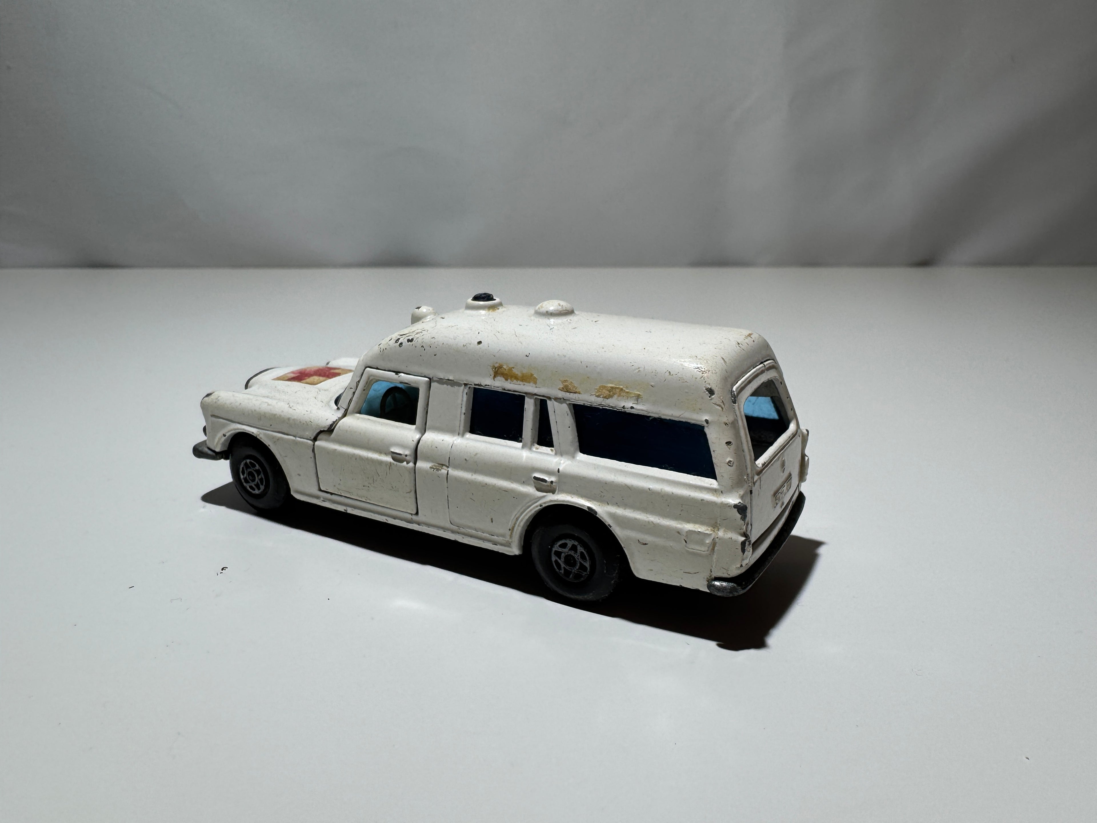 1:50 Matchbox SpeedKings Mercedes-Benz Ambulance Krankenwagen Weiß #487