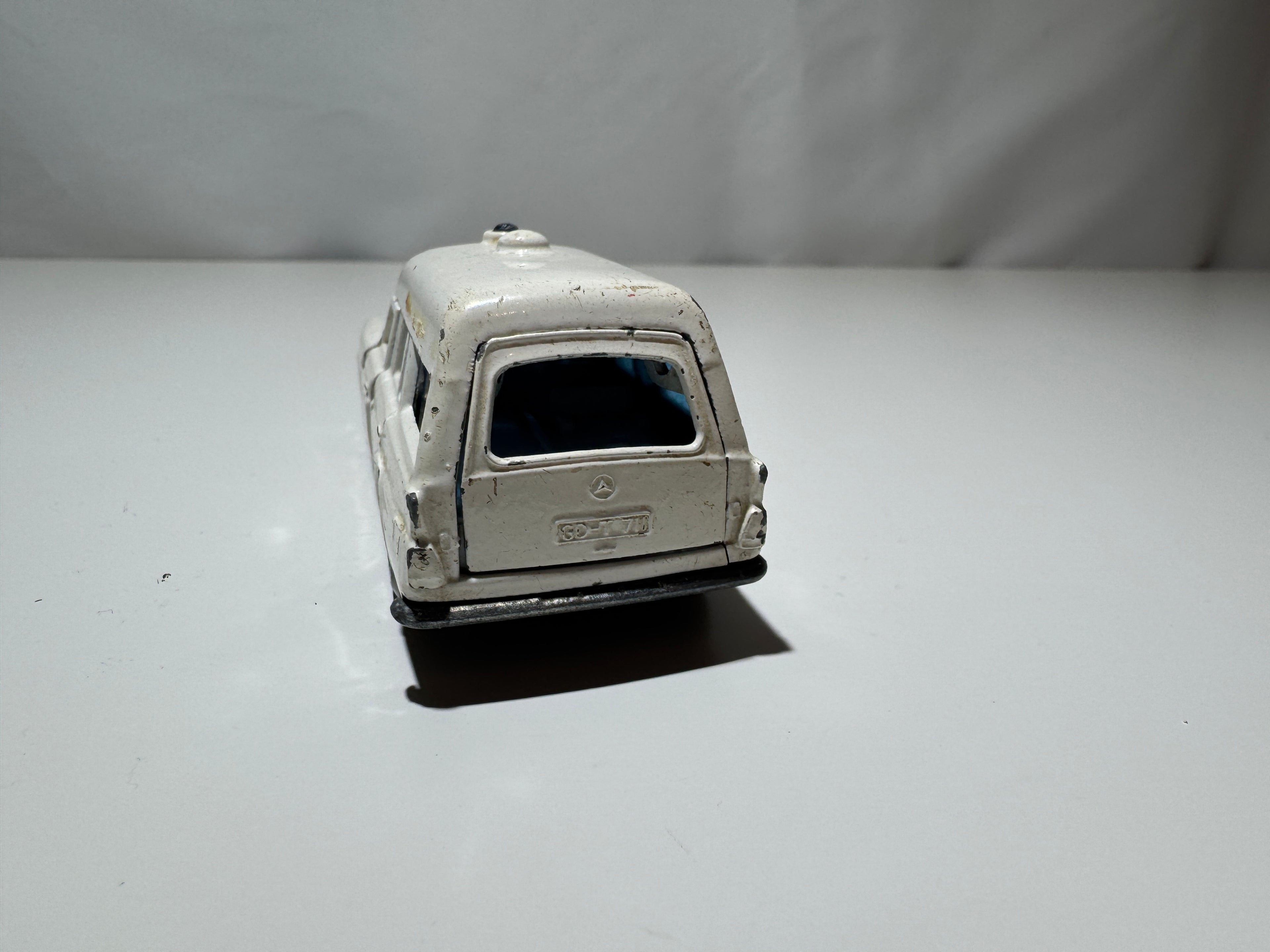 1:50 Matchbox SpeedKings Mercedes-Benz Ambulance Krankenwagen Weiß #487