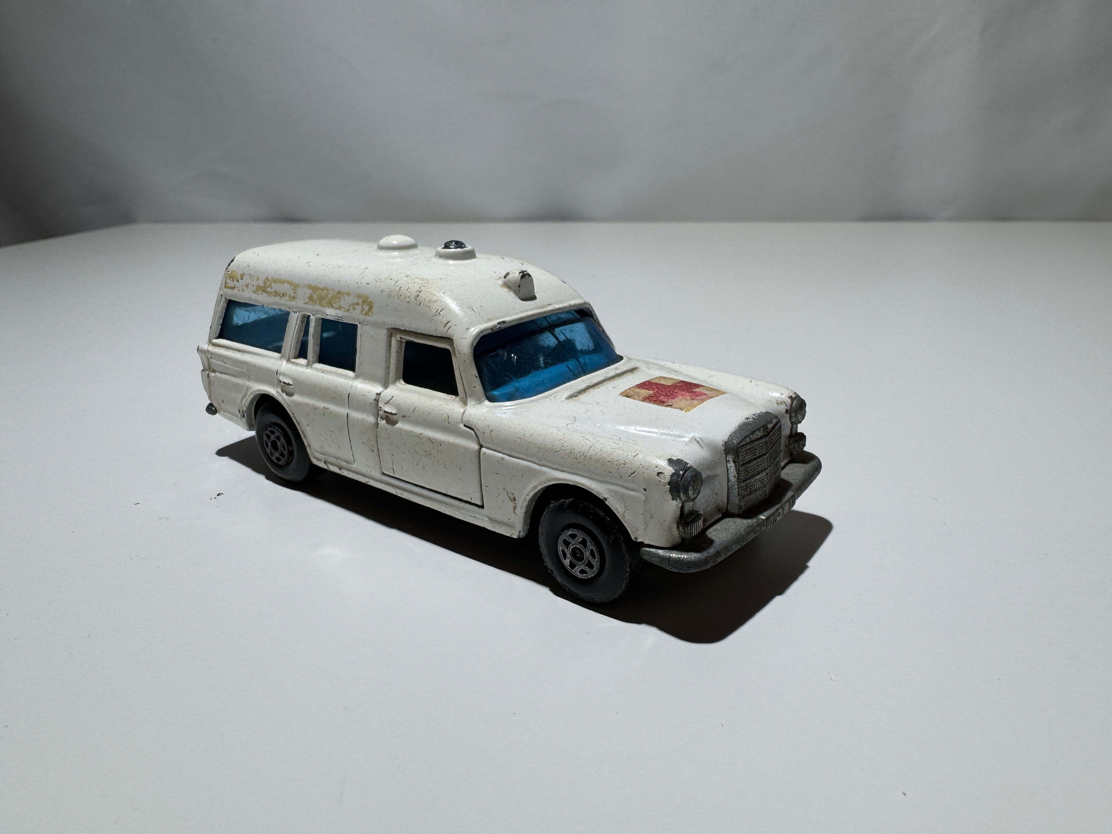1:50 Matchbox SpeedKings Mercedes-Benz Ambulance Krankenwagen Weiß #487