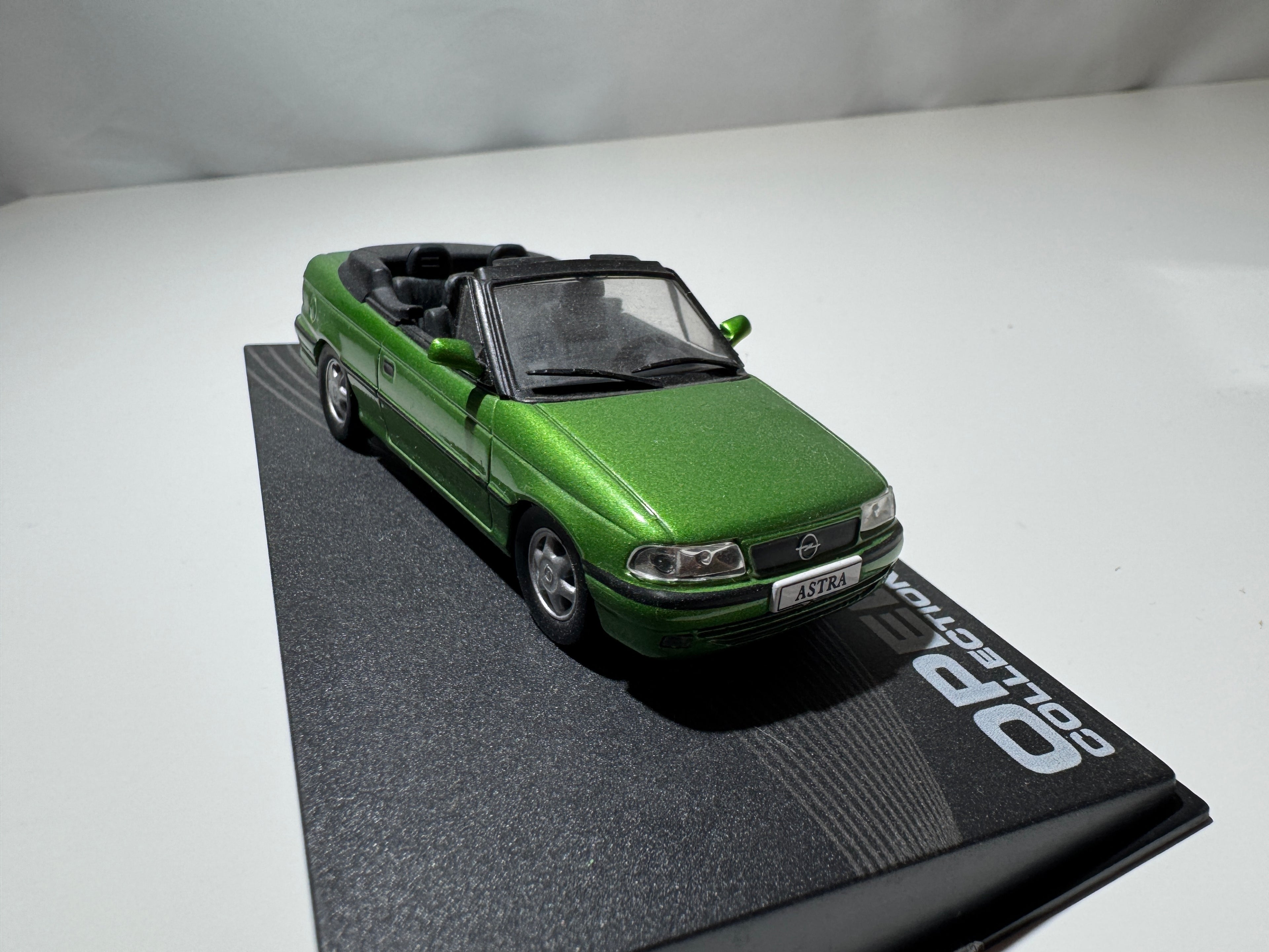 1:43 Atlas Opel Collection Opel Astra F Cabriolet 1992-98 Grün OVP #503