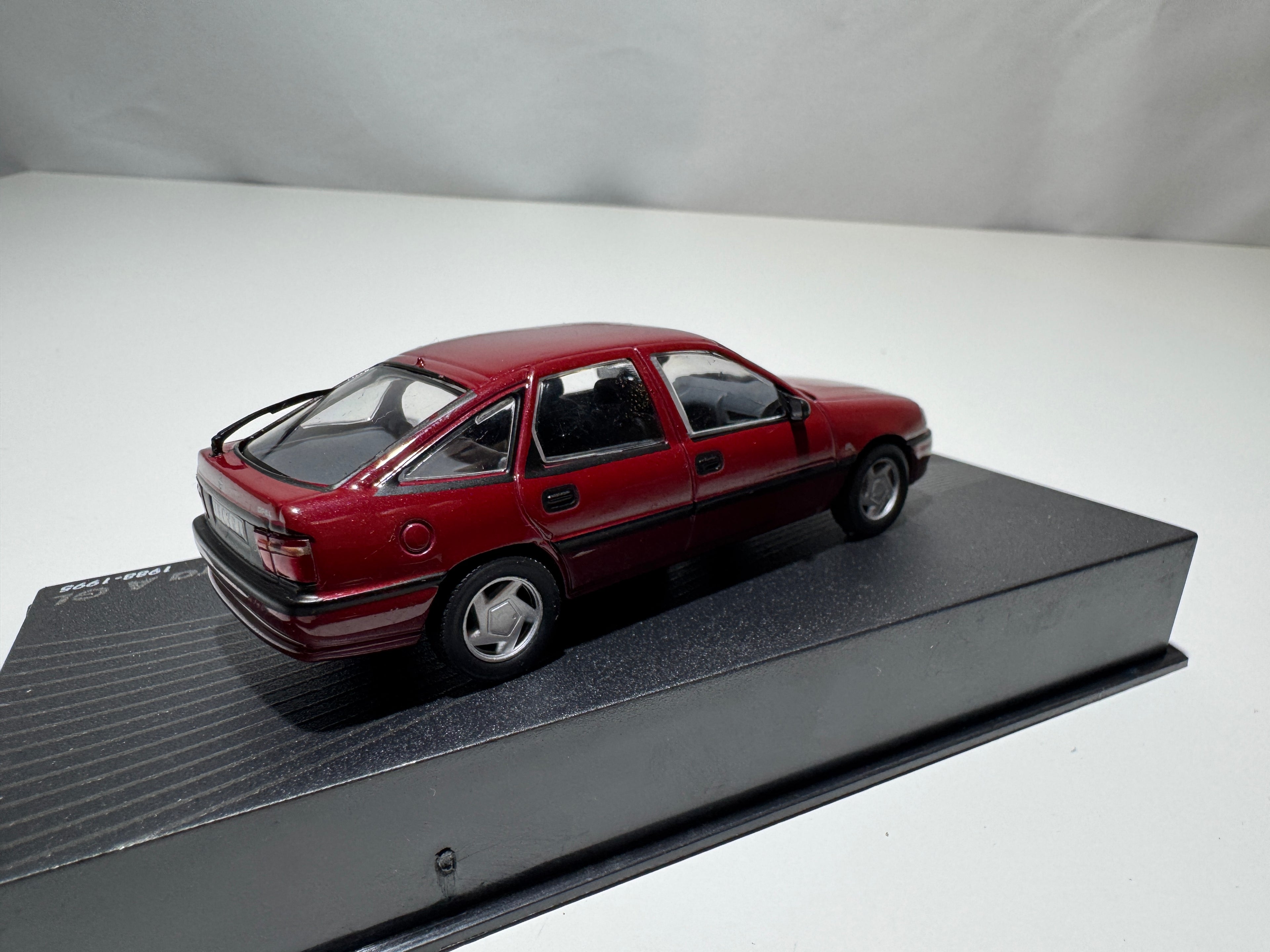 1:43 Atlas Opel Collection Opel Vectra A GL 1988-95 Rot OVP #517