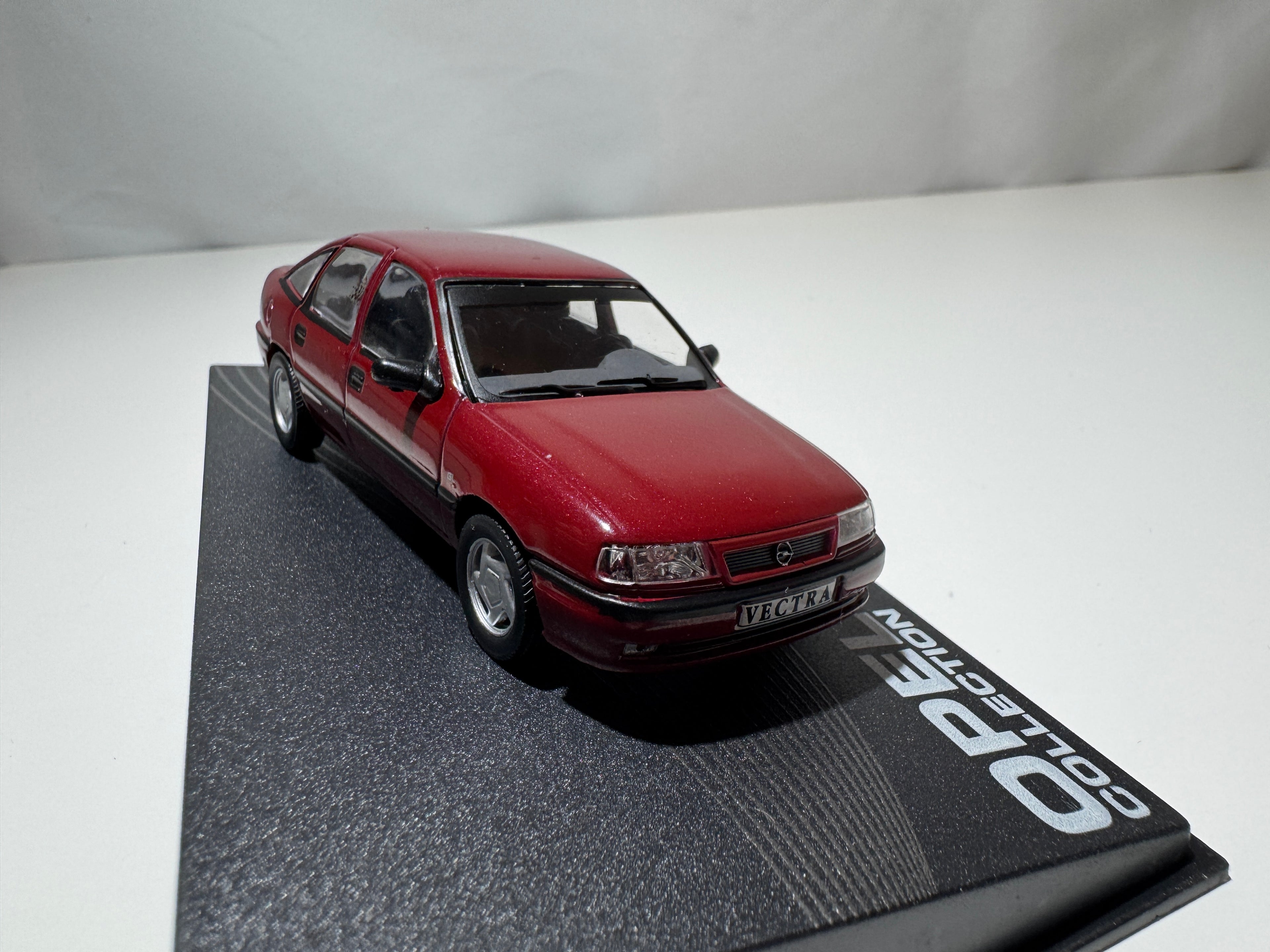 1:43 Atlas Opel Collection Opel Vectra A GL 1988-95 Rot OVP #517