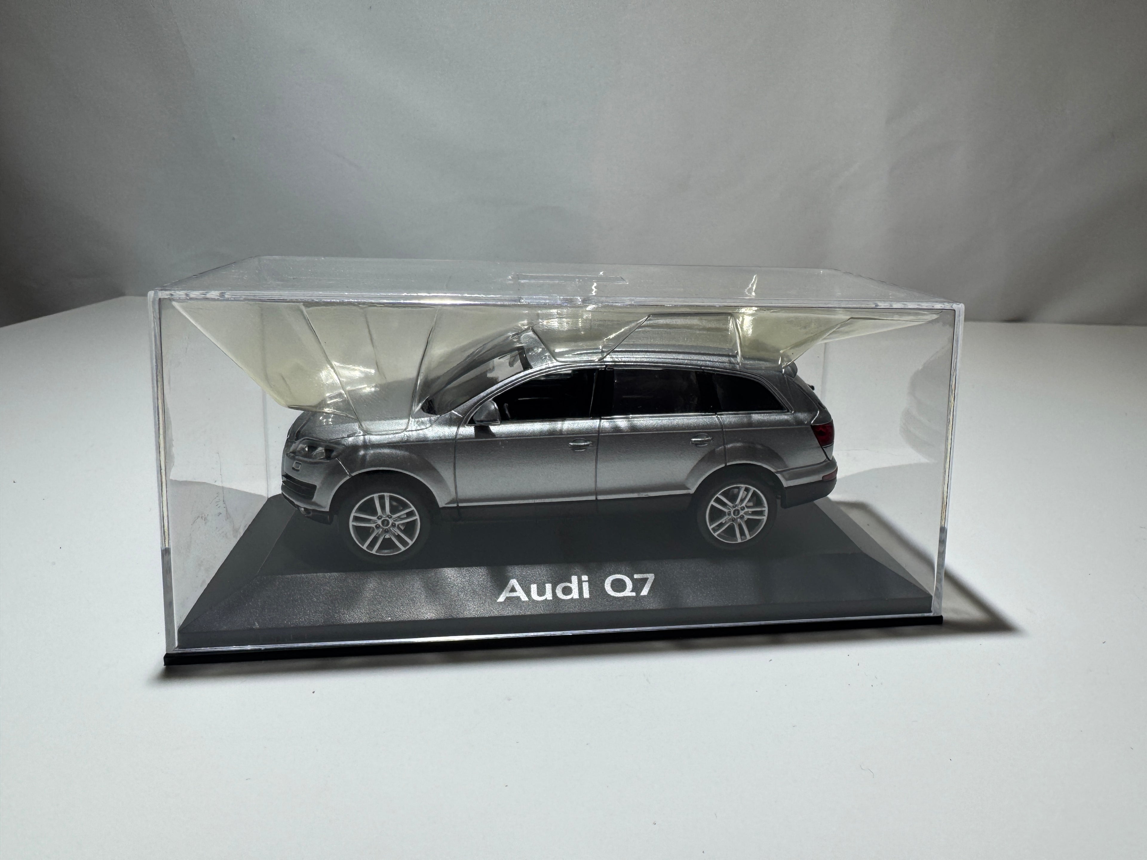 1:43 Schuco Händlermodelle Audi Q7 Silber Neu OVP #550