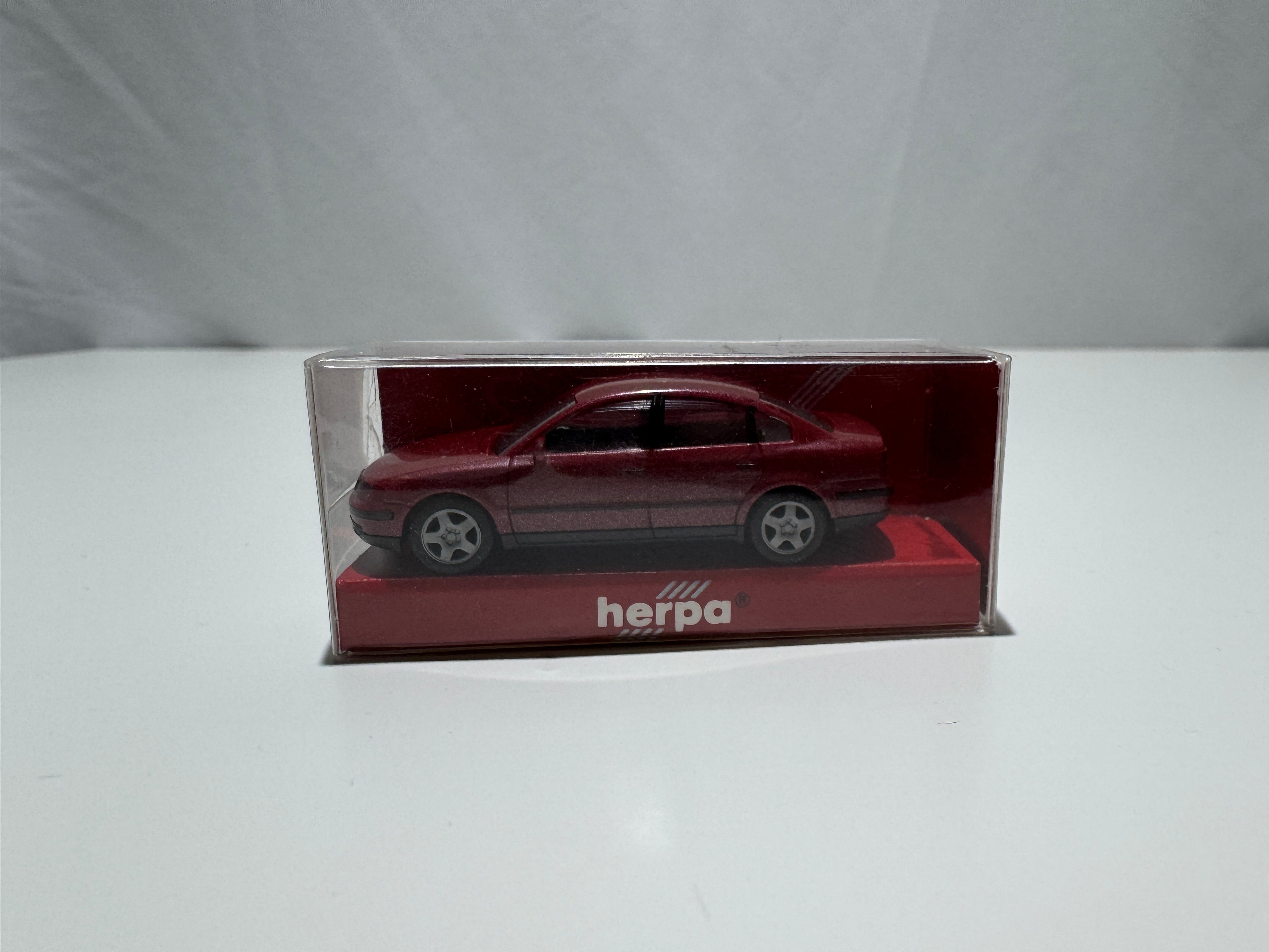 1:87 Herpa VW Volkswagen Passat B5 Limousine Rot OVP #556