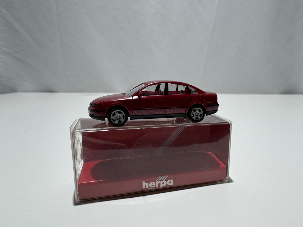 1:87 Herpa VW Volkswagen Passat B5 Limousine Rot OVP #556