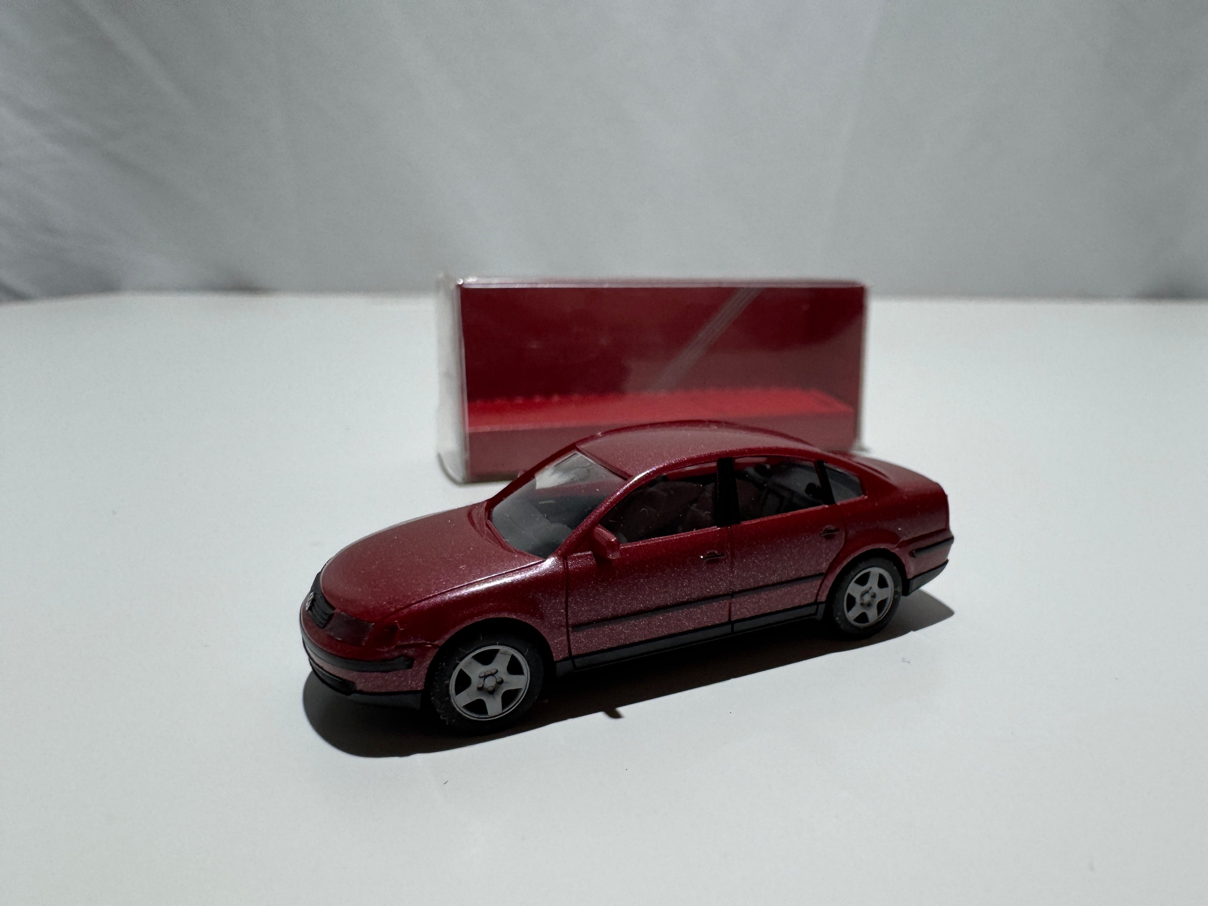 1:87 Herpa VW Volkswagen Passat B5 Limousine Rot OVP #556