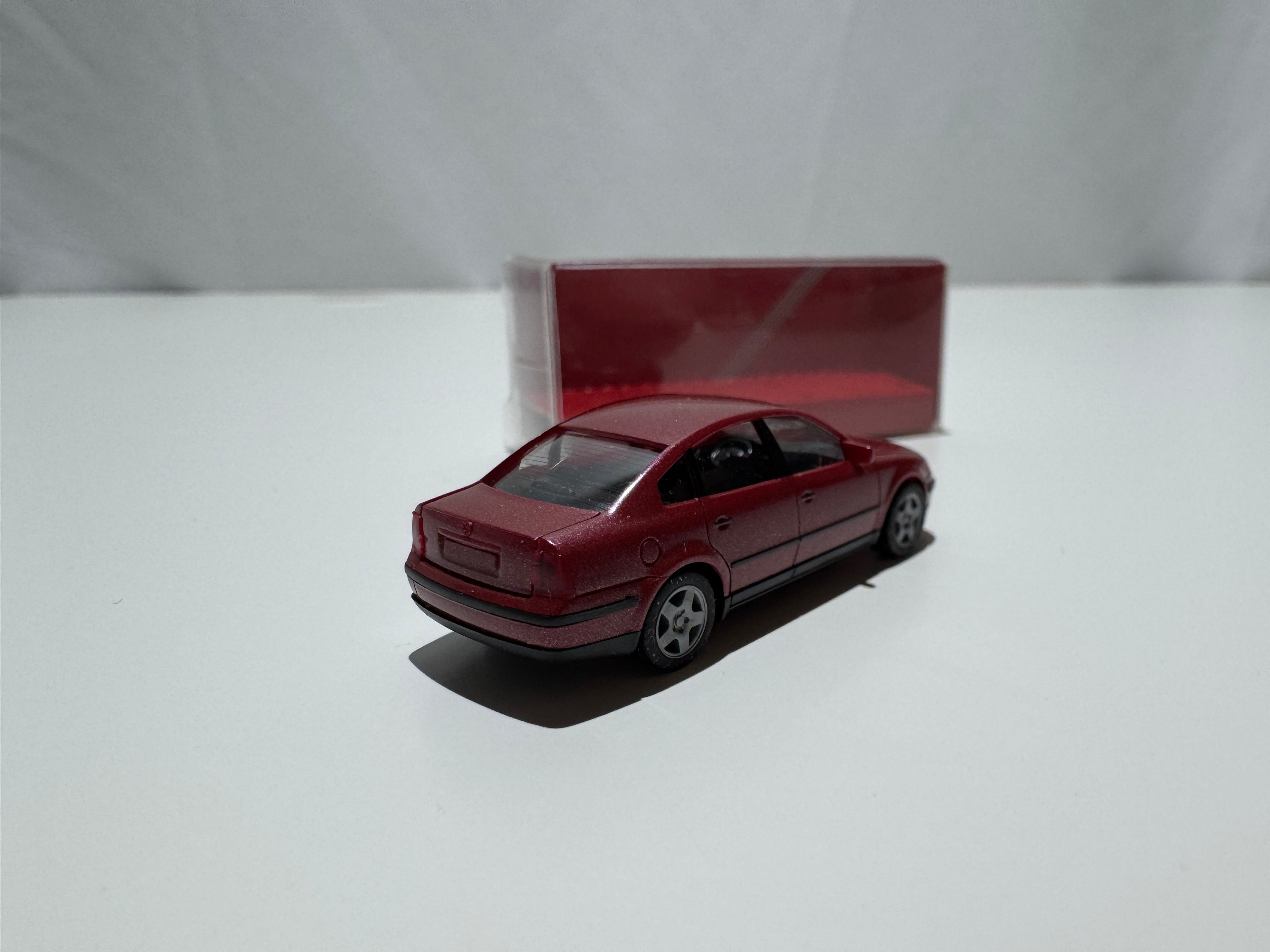 1:87 Herpa VW Volkswagen Passat B5 Limousine Rot OVP #556