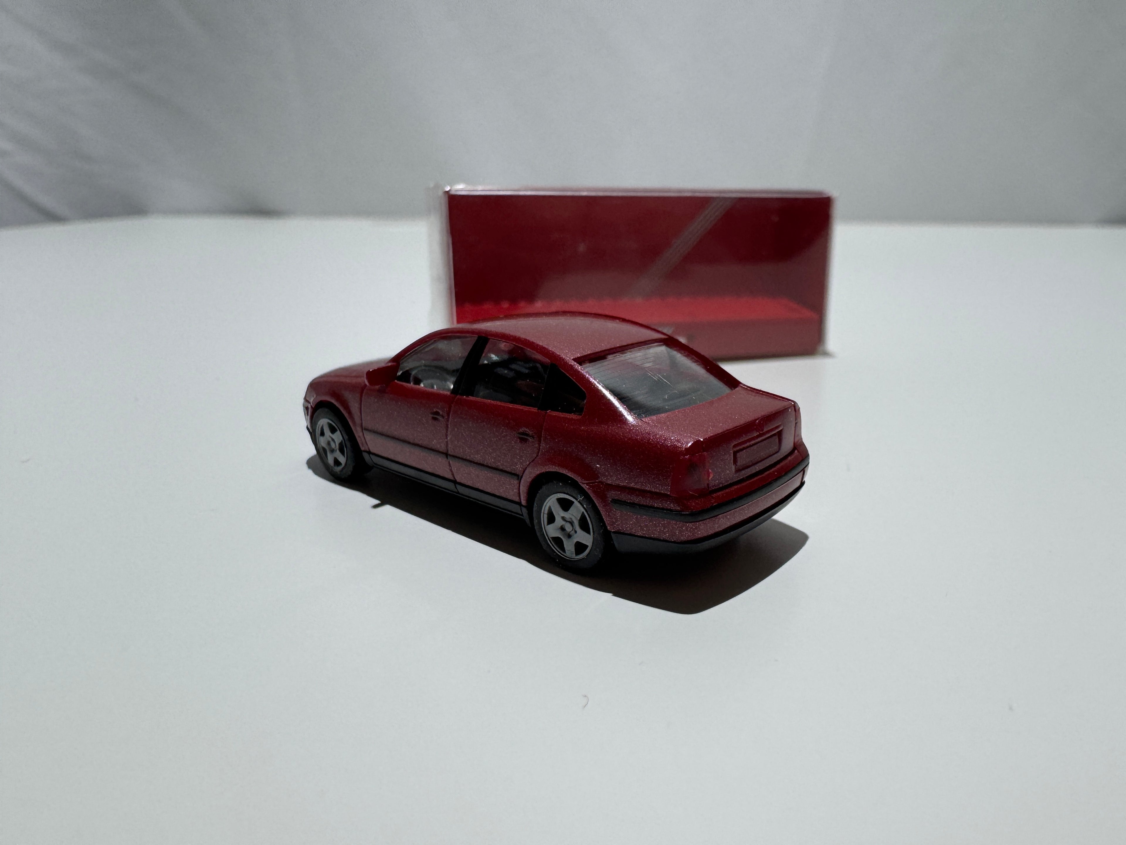 1:87 Herpa VW Volkswagen Passat B5 Limousine Rot OVP #556