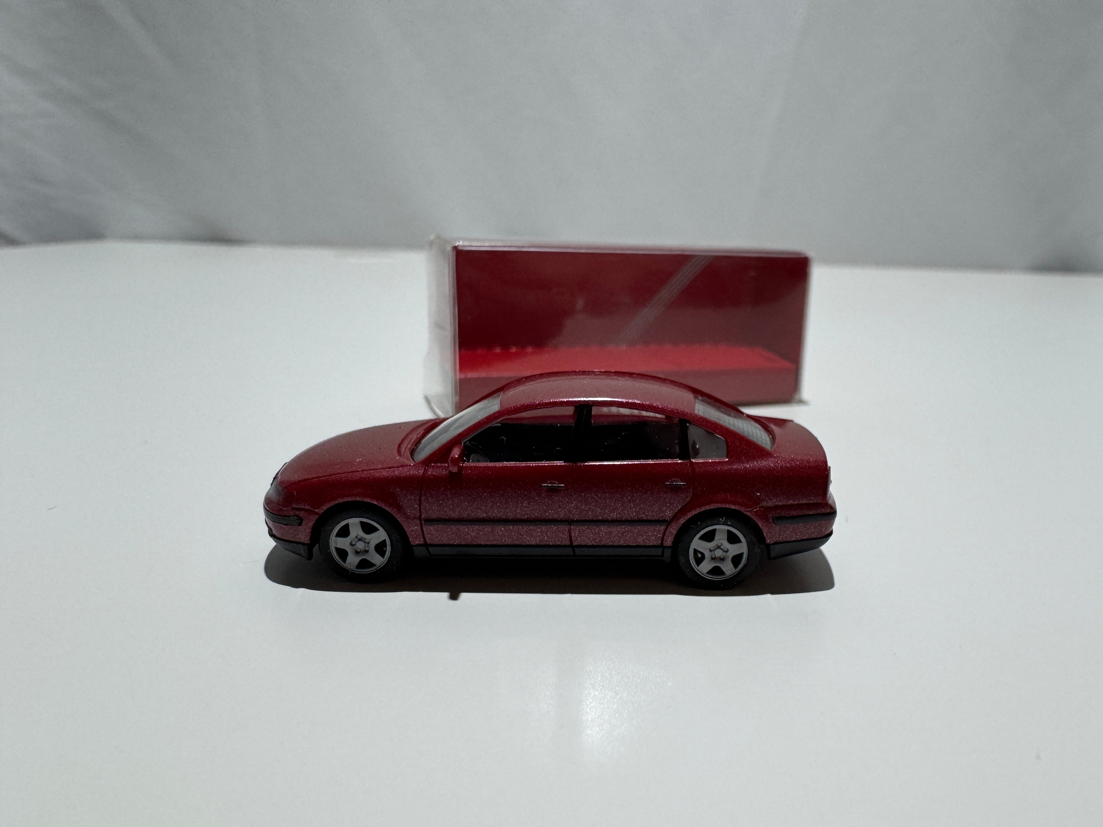1:87 Herpa VW Volkswagen Passat B5 Limousine Rot OVP #556