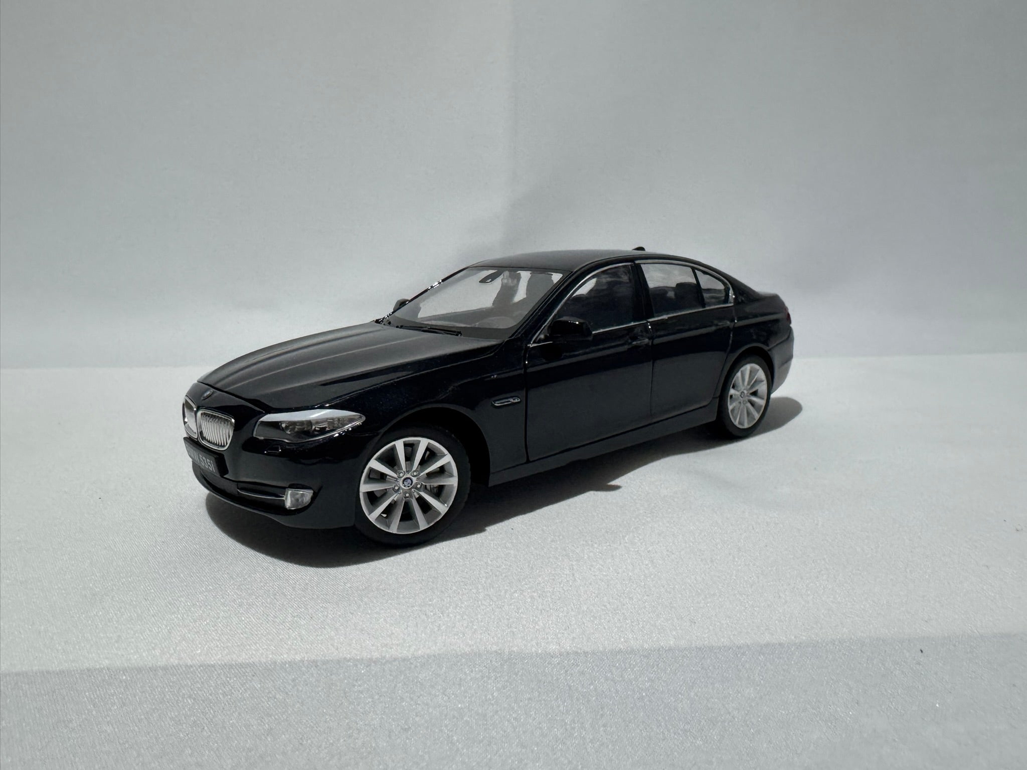 1:24 BMW 5-er Series F10 2010-2017 Schwarz Welly