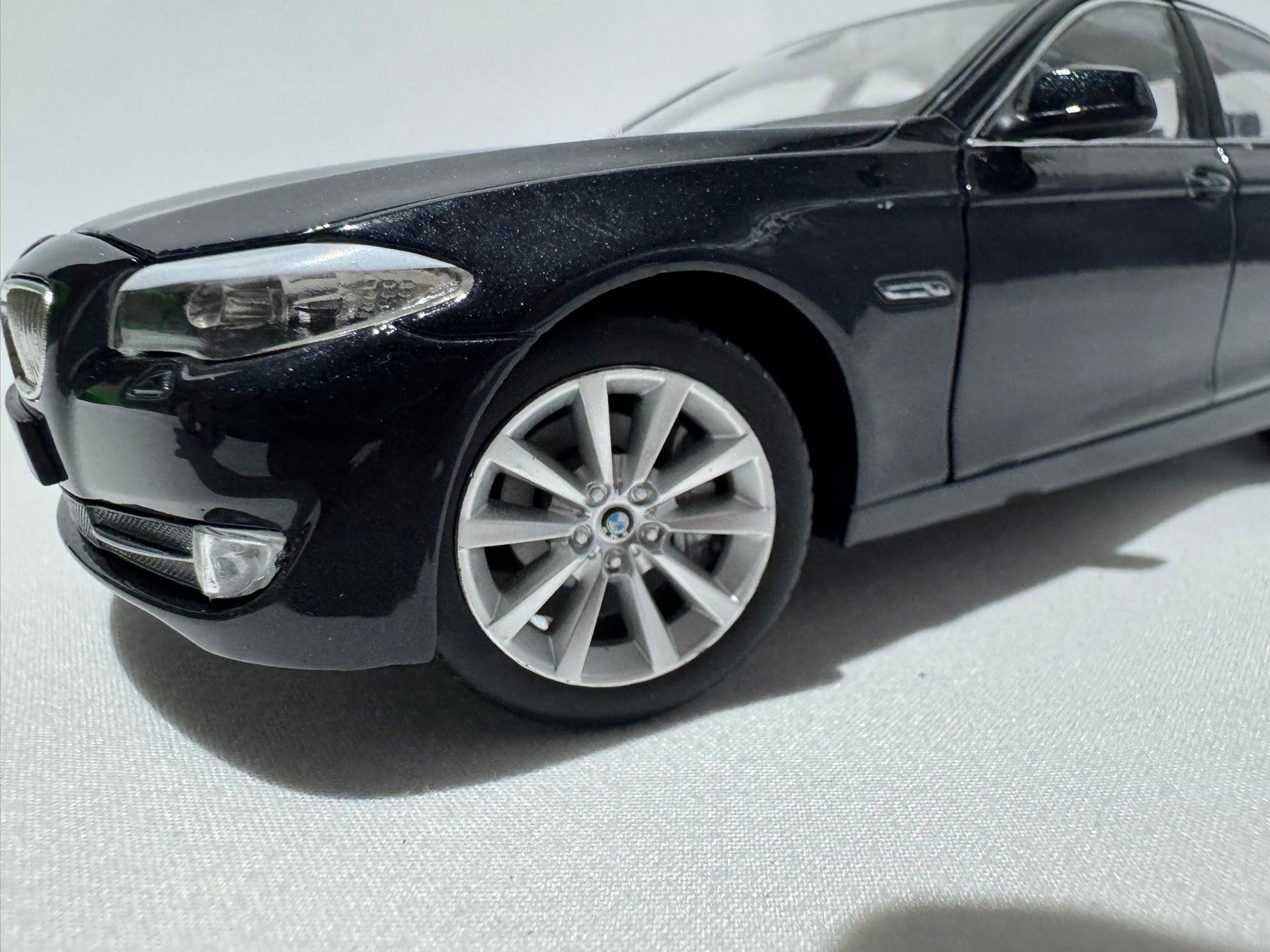 1:24 BMW 5-er Series F10 2010-2017 Schwarz Welly