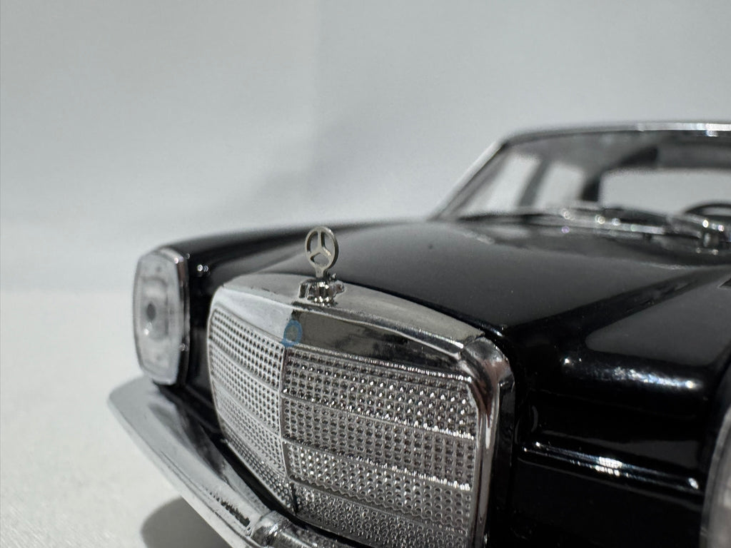 1:24 Welly Mercedes-Benz 220 W111 Sedan 1959-1968 Schwarz #186