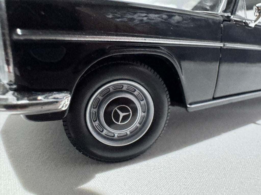 1:24 Welly Mercedes-Benz 220 W111 Sedan 1959-1968 Schwarz #186