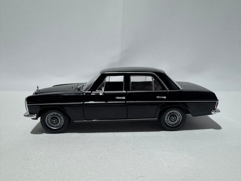 1:24 Welly Mercedes-Benz 220 W111 Sedan 1959-1968 Schwarz #186