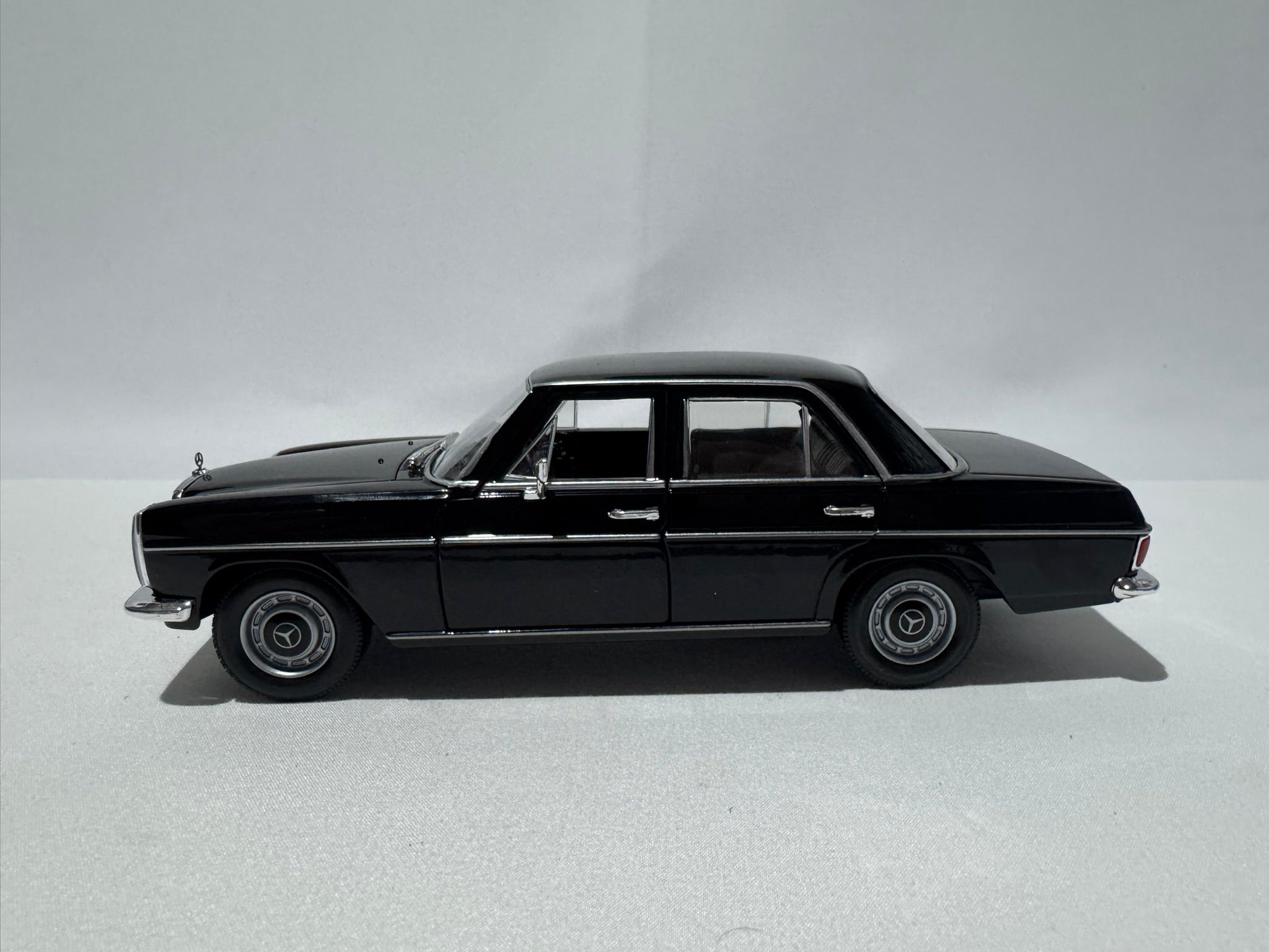 1:24 Welly Mercedes-Benz 220 W111 Sedan 1959-1968 Schwarz #186