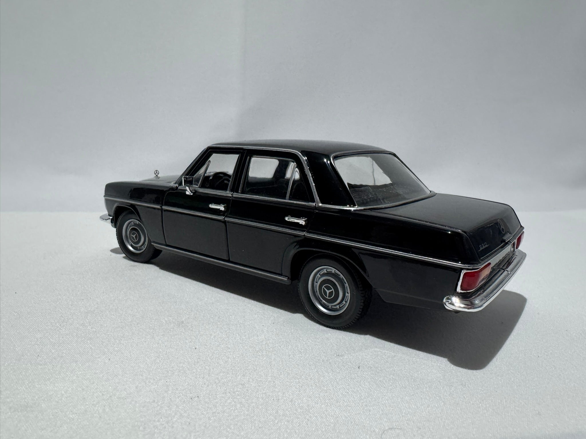 1:24 Welly Mercedes-Benz 220 W111 Sedan 1959-1968 Schwarz #186