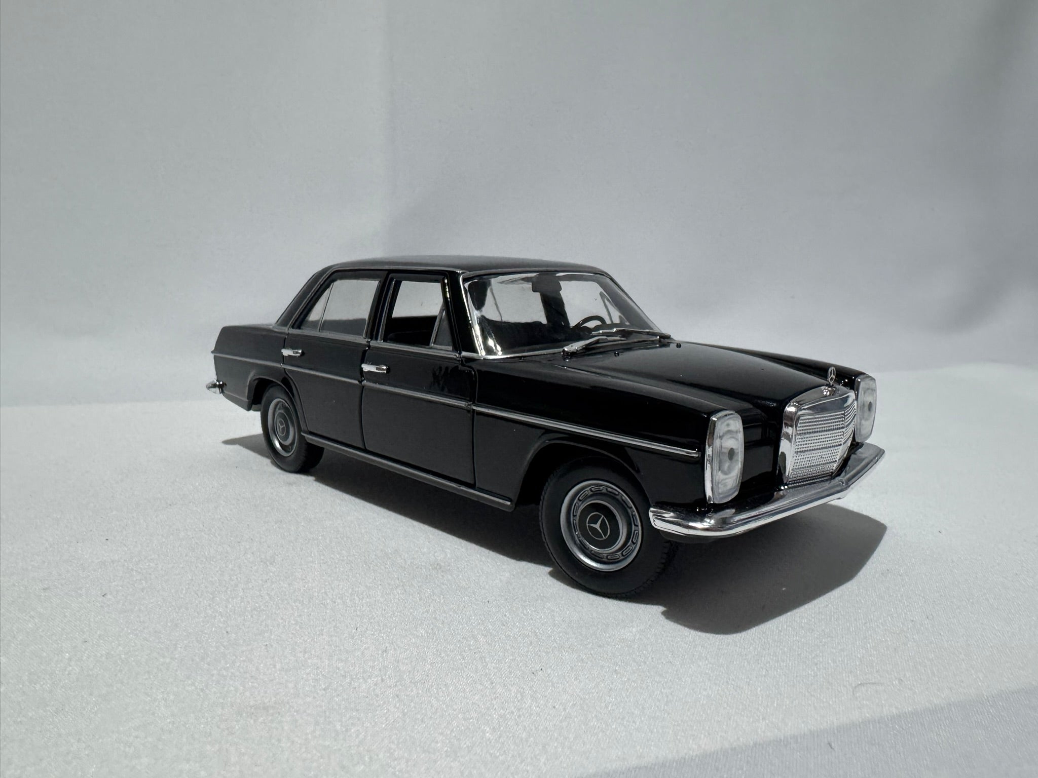 1:24 Welly Mercedes-Benz 220 W111 Sedan 1959-1968 Schwarz #186