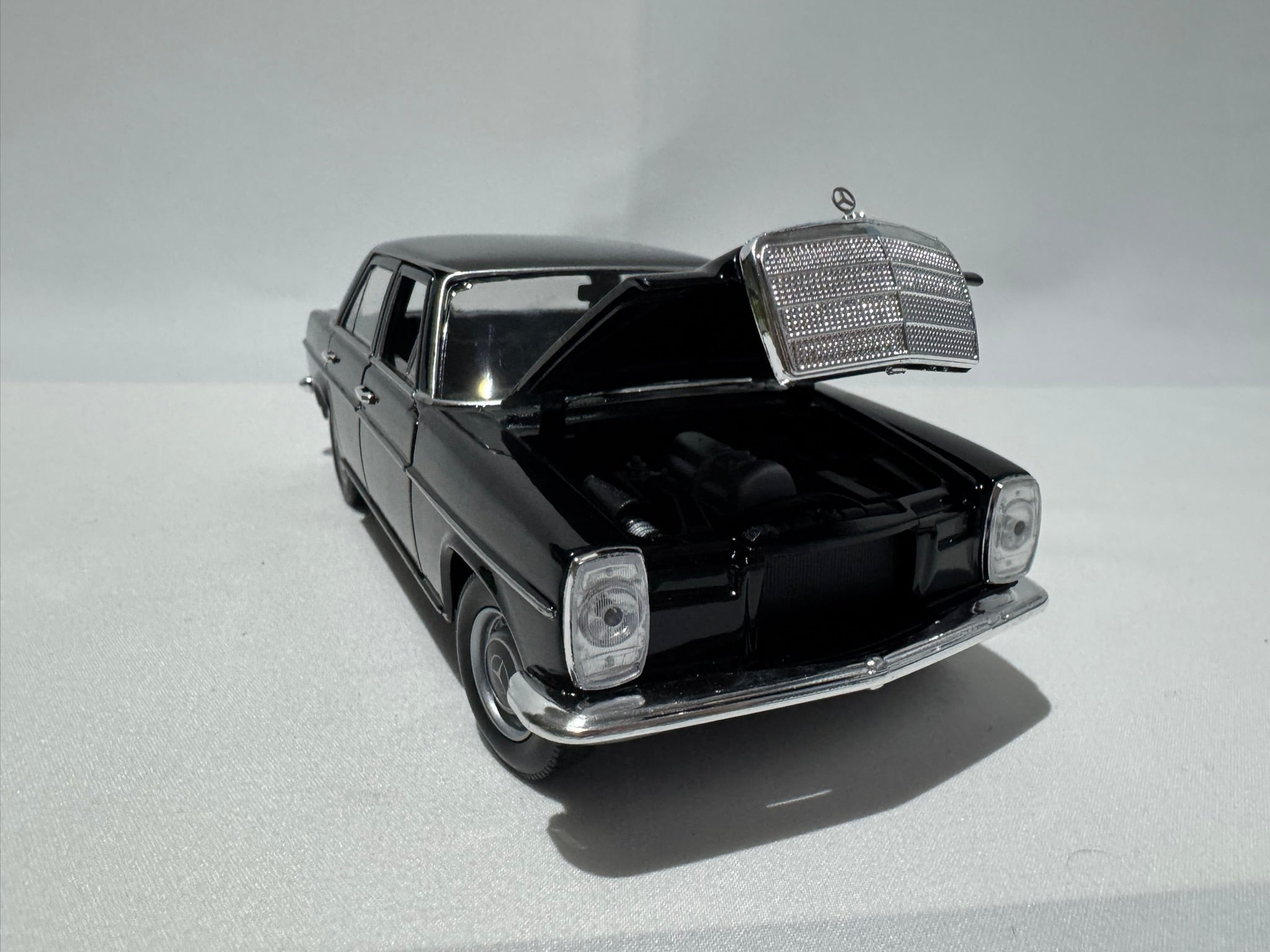 1:24 Welly Mercedes-Benz 220 W111 Sedan 1959-1968 Schwarz #186