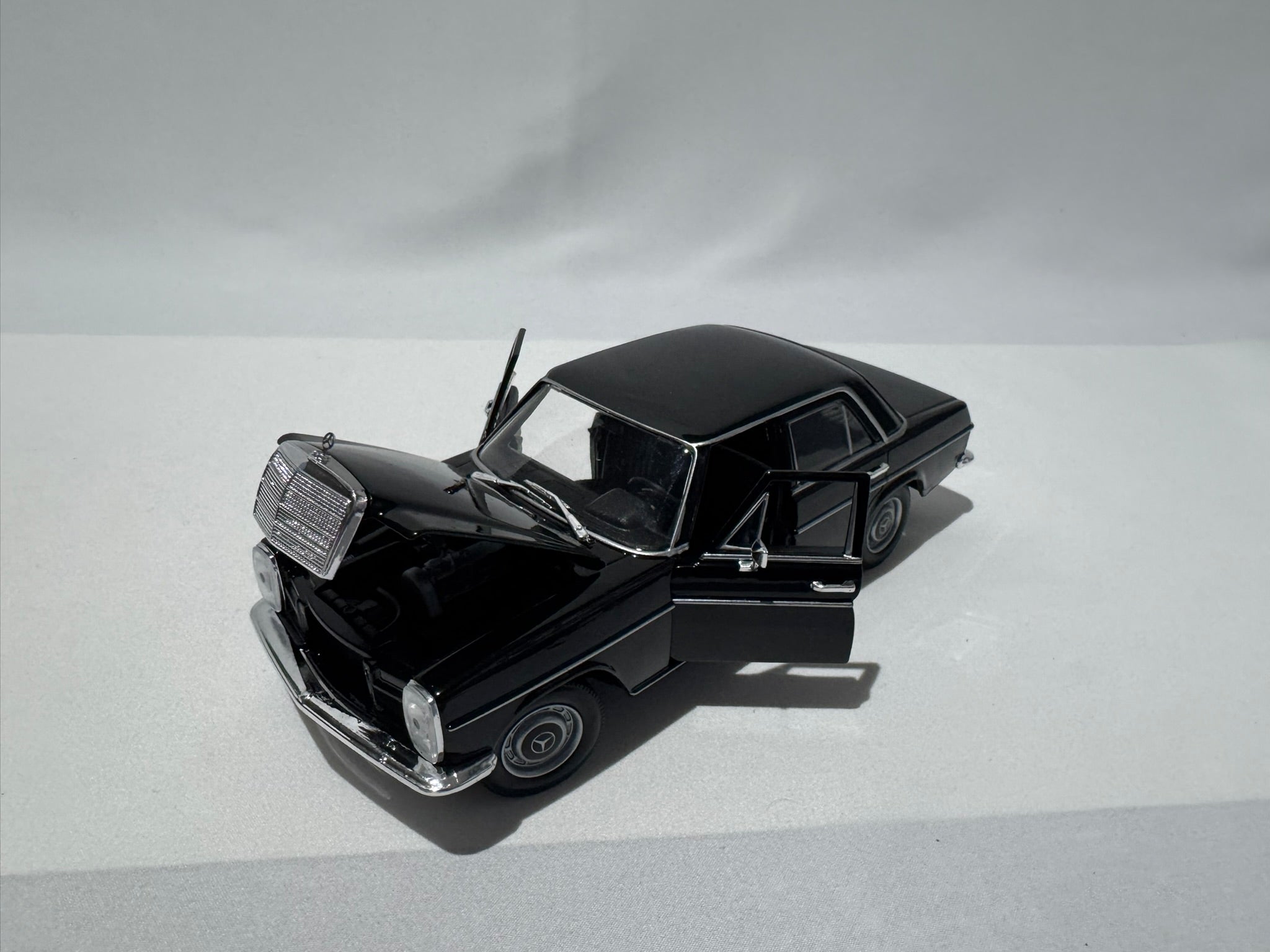 1:24 Welly Mercedes-Benz 220 W111 Sedan 1959-1968 Schwarz #186