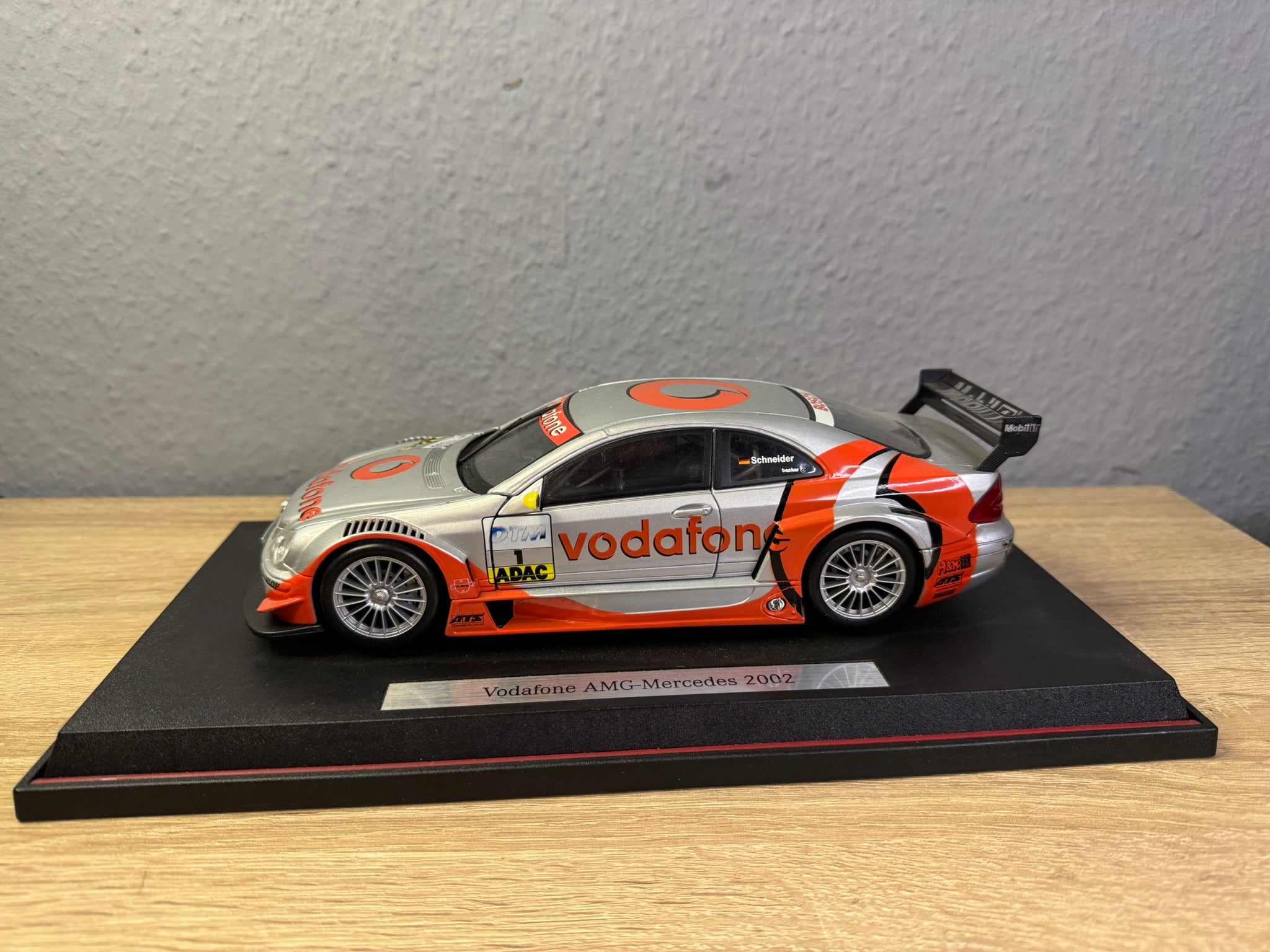 1:18 Mercedes-Benz CLK AMG Vodafone 2002 Maisto