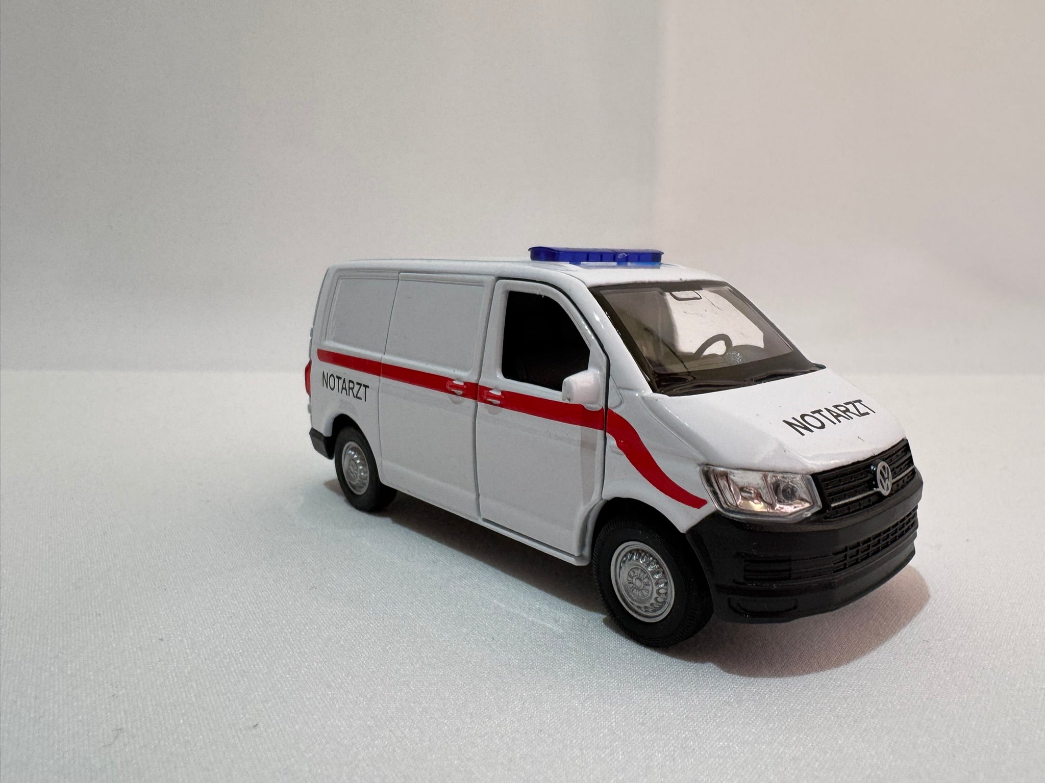 1:38 Welly VW Volkswagen Transporter T6 Notartz #002