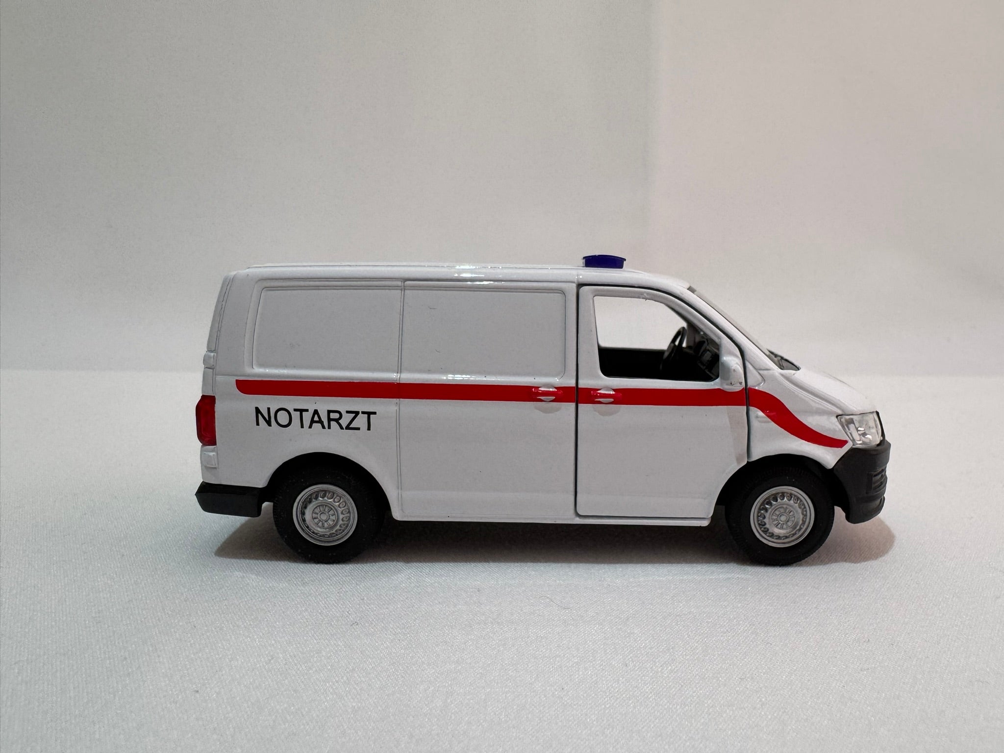 1:38 Welly VW Volkswagen Transporter T6 Notartz #002
