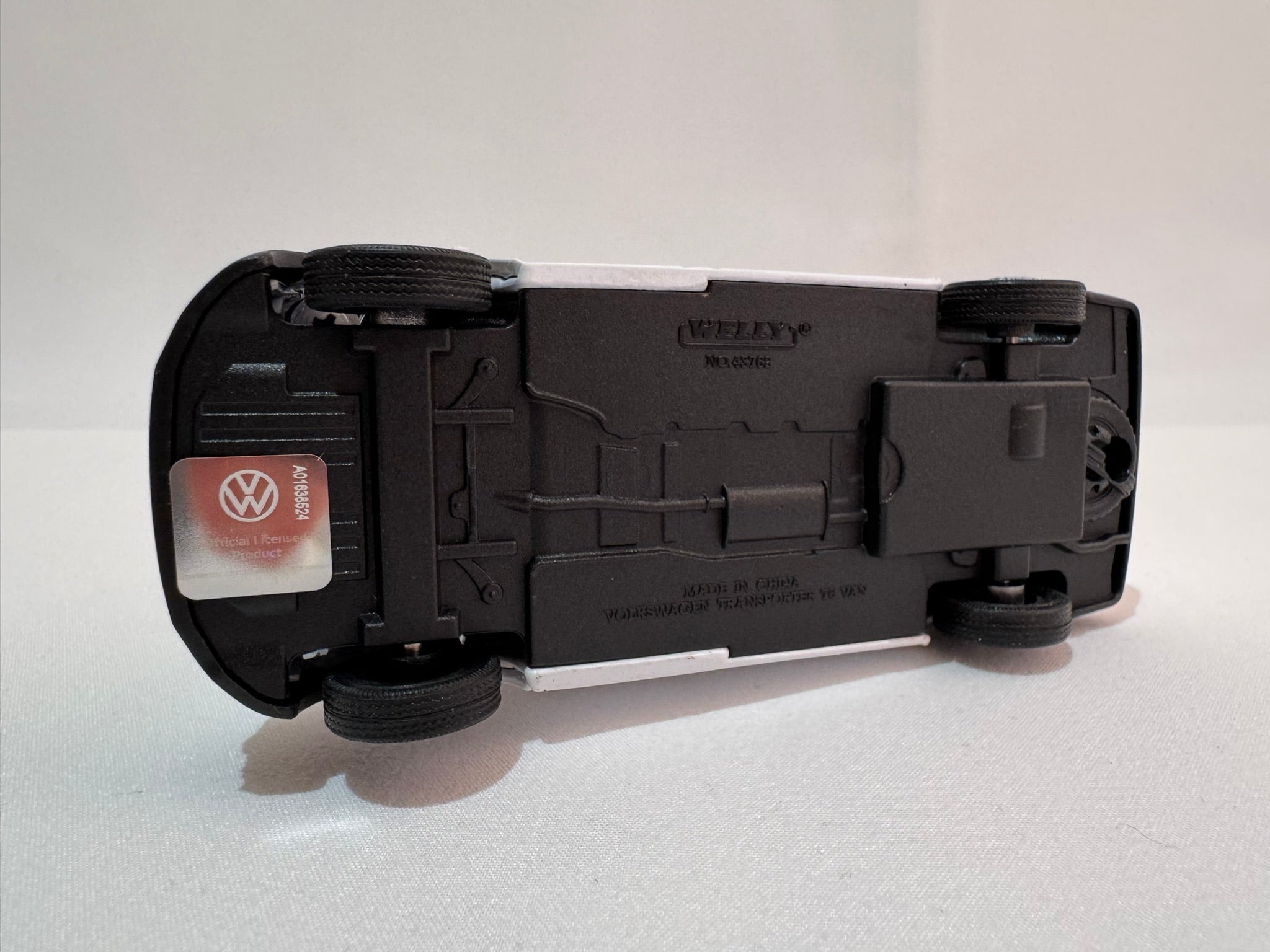 1:38 Welly VW Volkswagen Transporter T6 Notartz #002