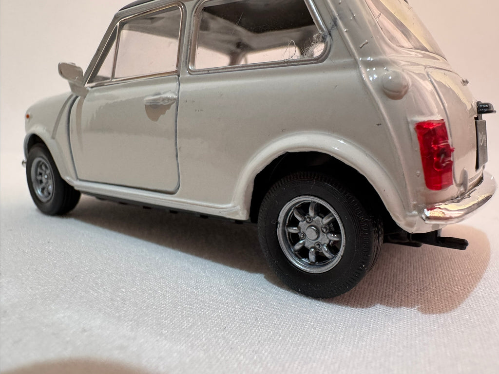 1:38 Welly Mini Cooper 1300 1990-1996 Weiß-Schwarz #007