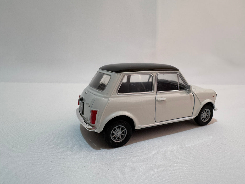 1:38 Welly Mini Cooper 1300 1990-1996 Weiß-Schwarz #007