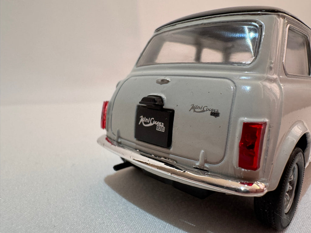 1:38 Welly Mini Cooper 1300 1990-1996 Weiß-Schwarz #007