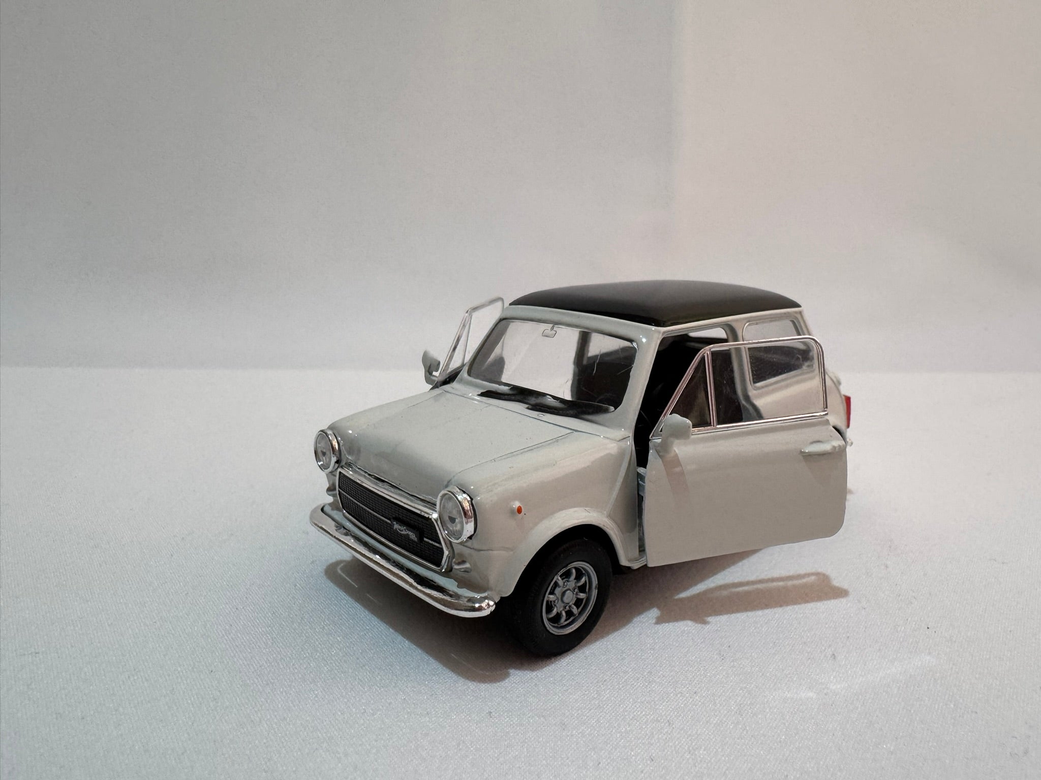 1:38 Welly Mini Cooper 1300 1990-1996 Weiß-Schwarz #007