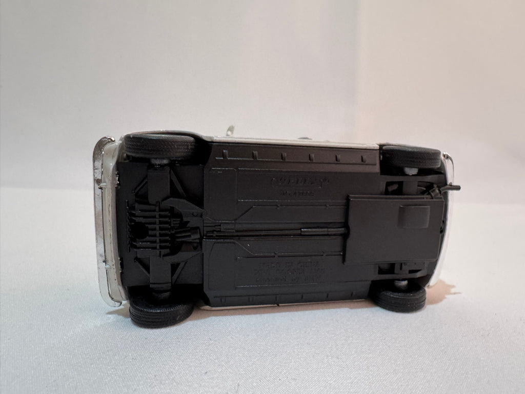 1:38 Welly Mini Cooper 1300 1990-1996 Weiß-Schwarz #007
