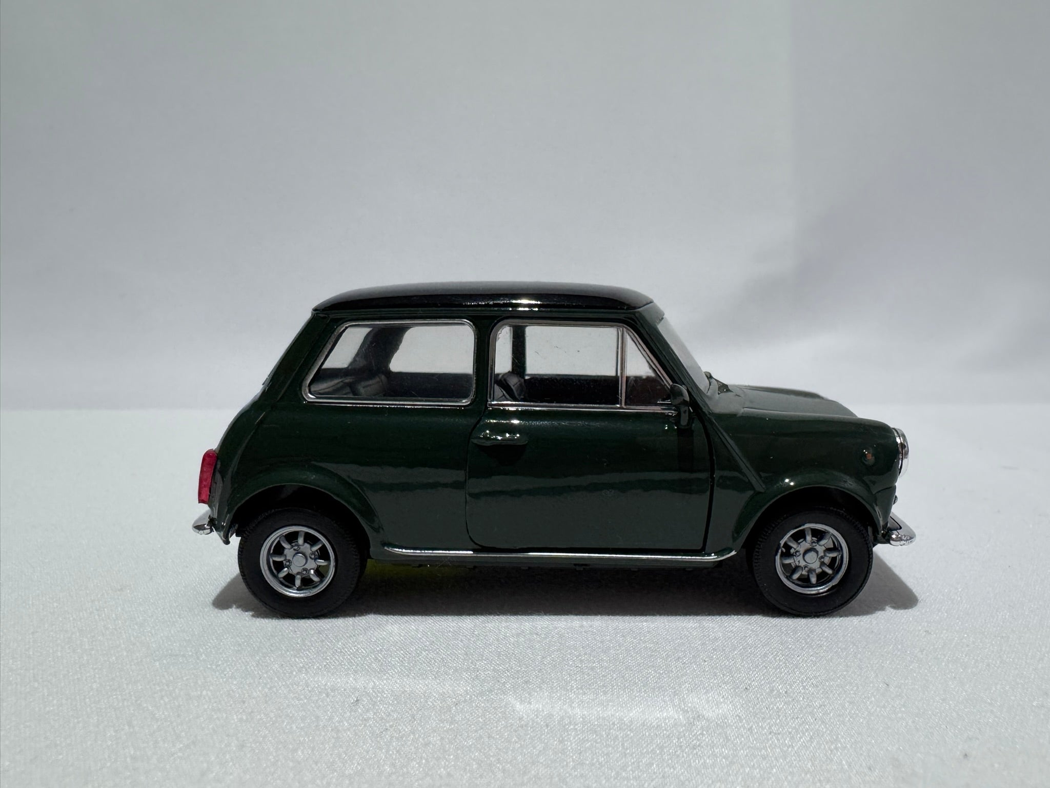 1:38 Welly Mini Cooper 1300 1990-1996 Grün-Schwarz #008
