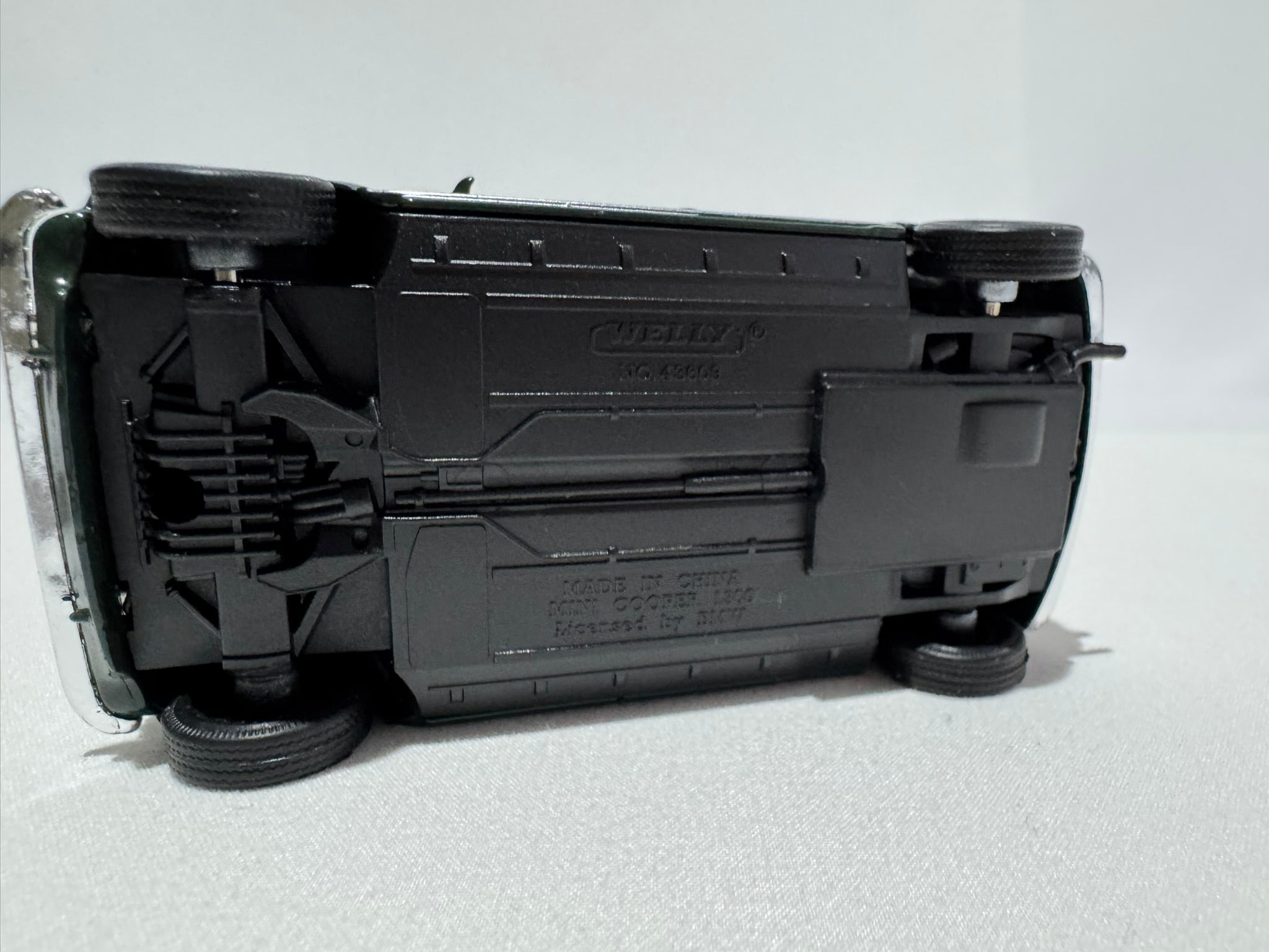 1:38 Welly Mini Cooper 1300 1990-1996 Grün-Schwarz #008