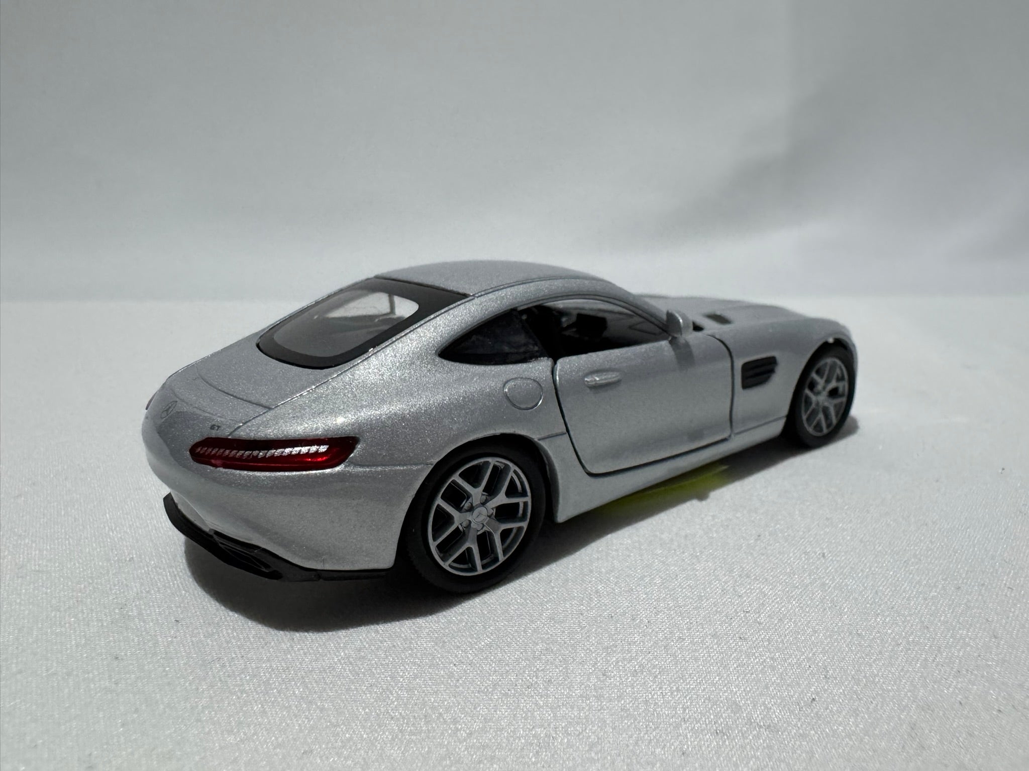 1:38 Welly Mercedes-Benz AMG GT 2015-2025 Silber #012