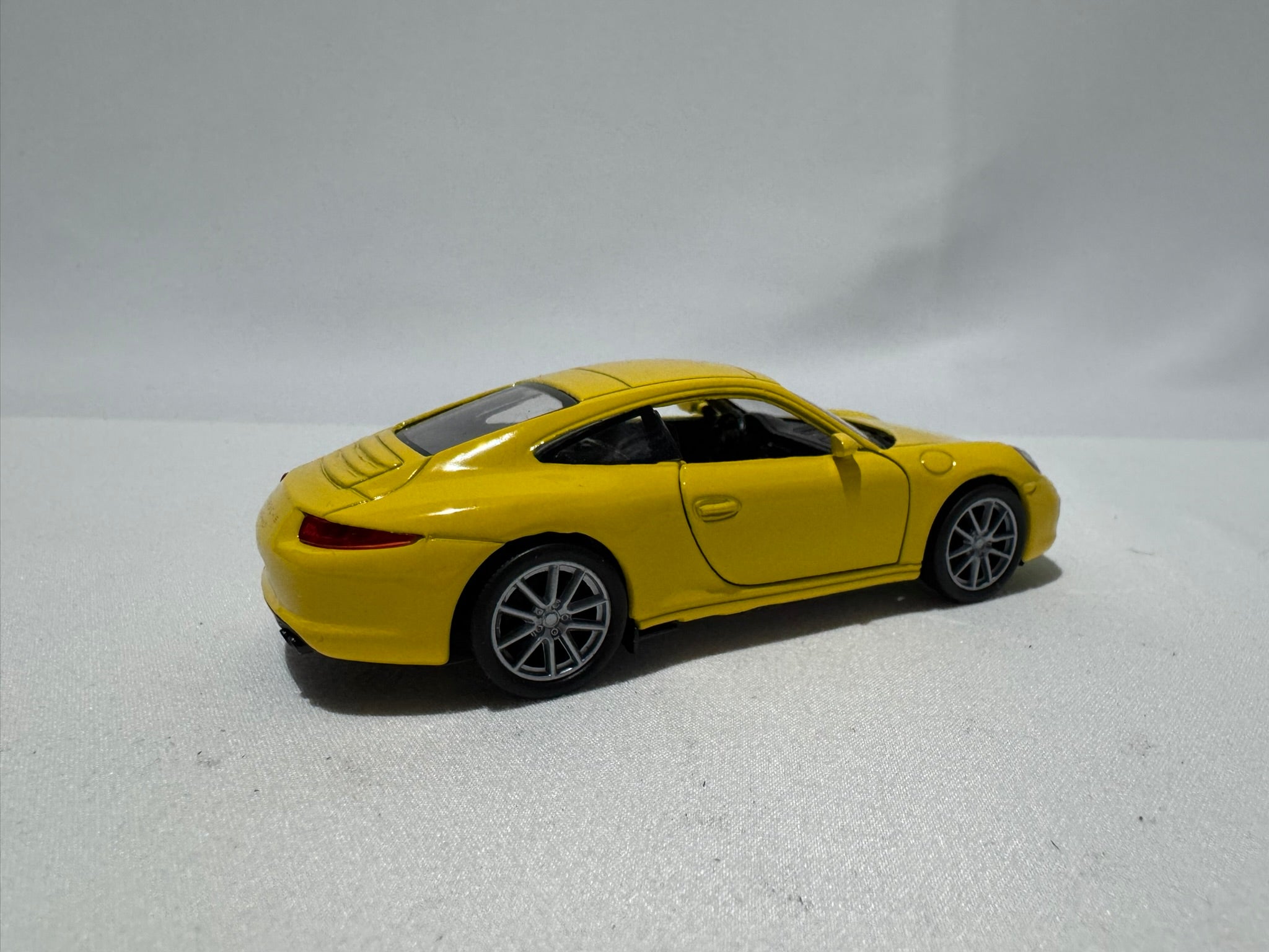 1:38 Welly Porsche 911(991) Carrera S 2011-2019 Gelb #017