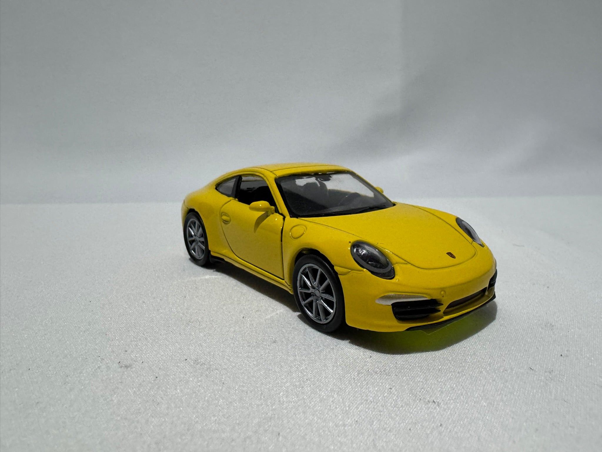 1:38 Welly Porsche 911(991) Carrera S 2011-2019 Gelb #017